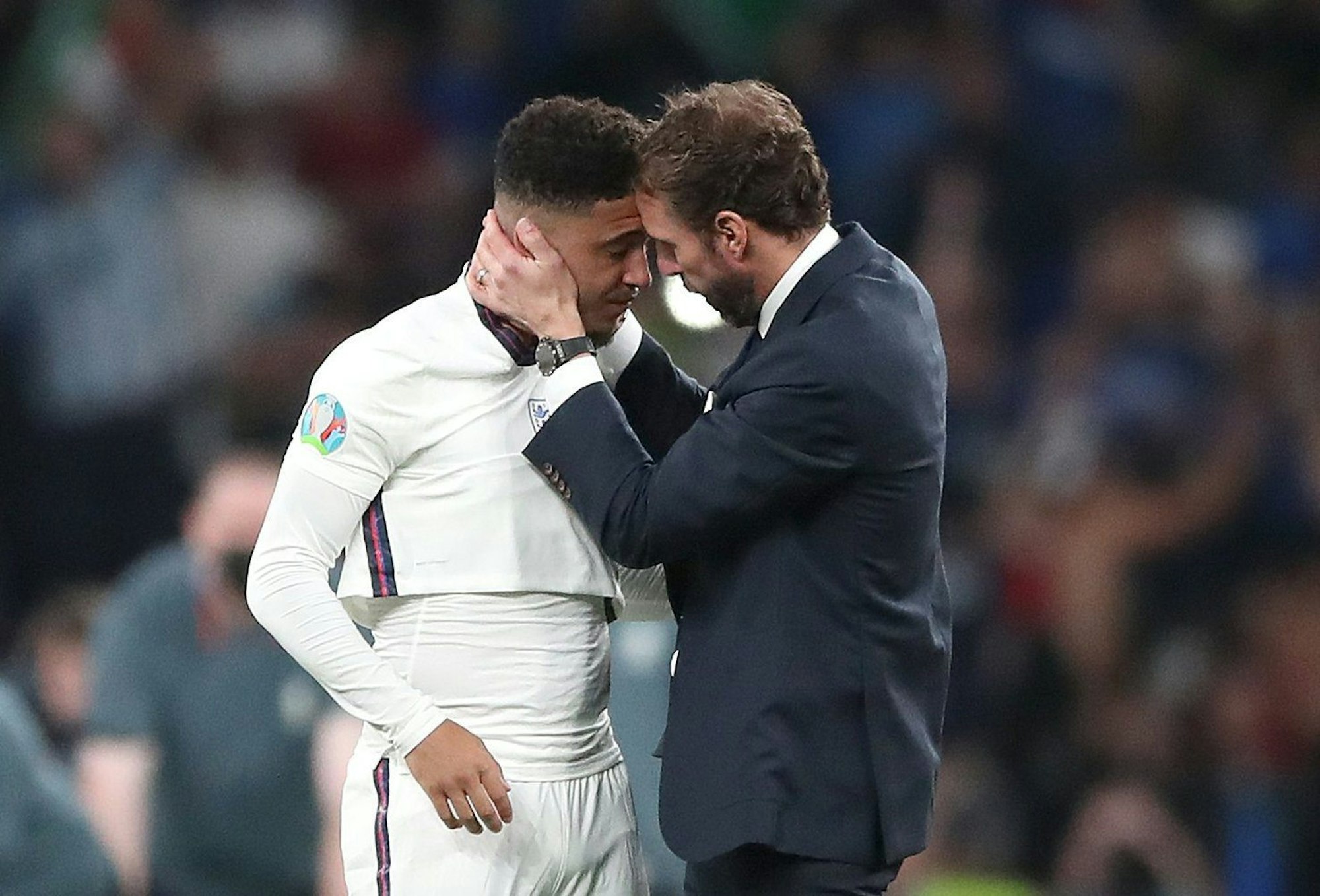 Englands Trainer Gareth Southgate tröstet Jadon Sancho nach der Niederlage im Elfmeterschießen