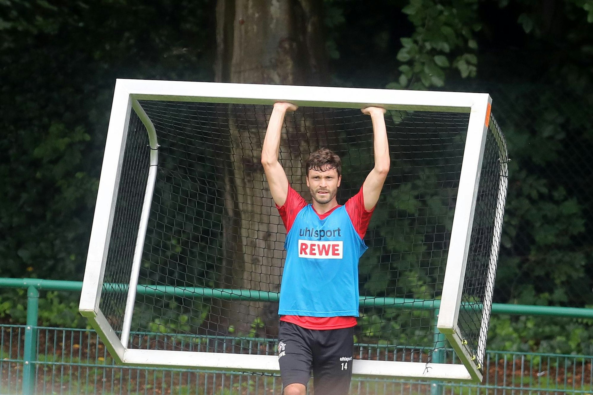 Jonas Hector trägt beim 1. FC Köln ein Tor.