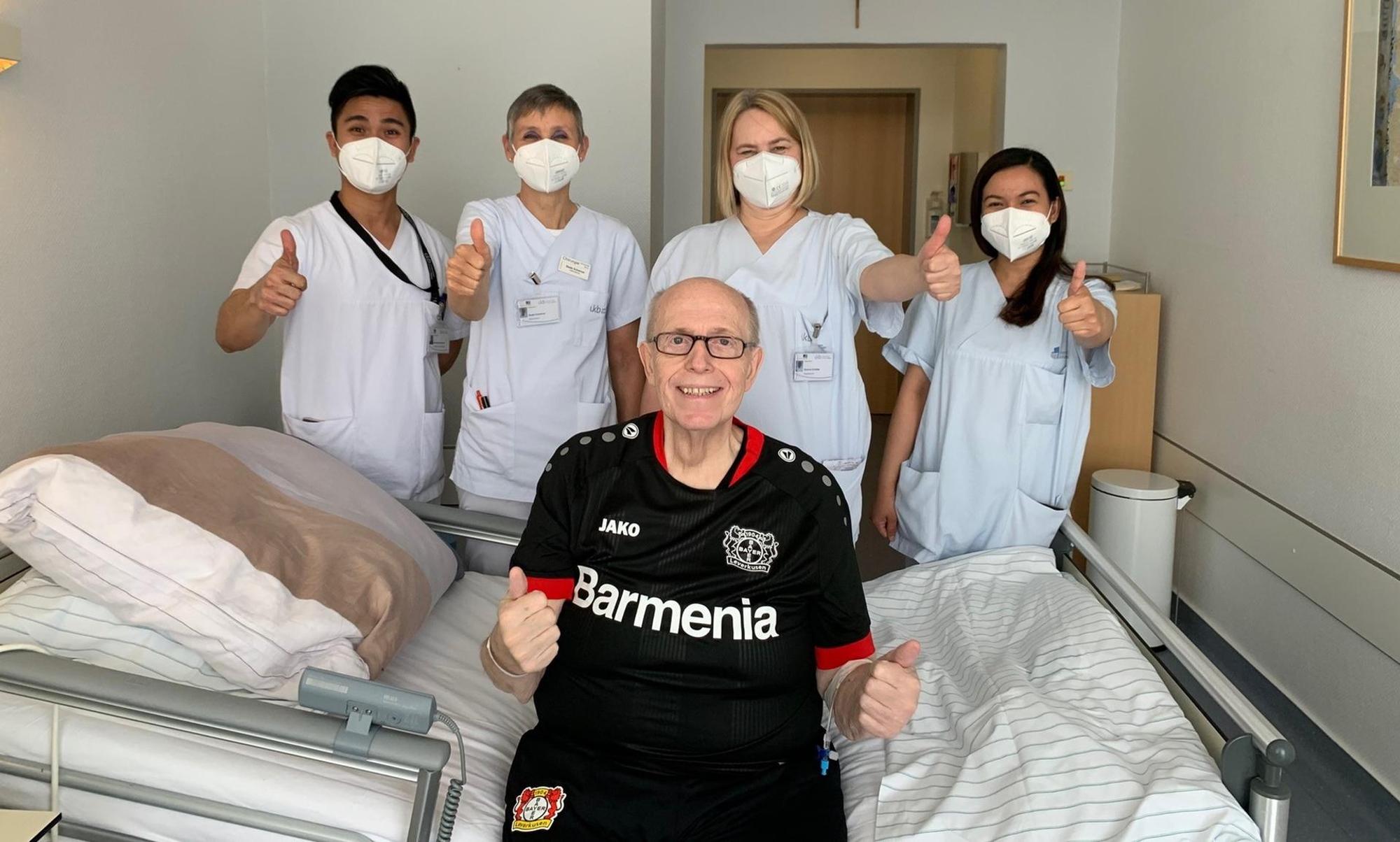 Reiner Calmund posiert mit Personal der Bonner Klinik
