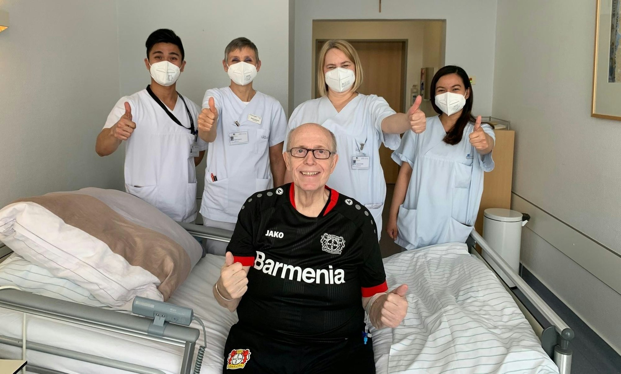 Reiner Calmund posiert mit Personal der Bonner Klinik