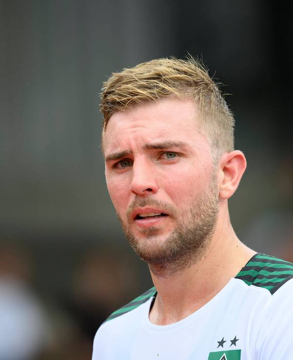Gladbachs Christoph Kramer, hier beim Testspiel des VfL gegen Viktoria Köln am 10. Juli 2021, guckt skeptisch in die Kamera.