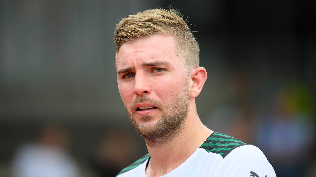 Gladbachs Christoph Kramer, hier beim Testspiel des VfL gegen Viktoria Köln am 10. Juli 2021, guckt skeptisch in die Kamera.