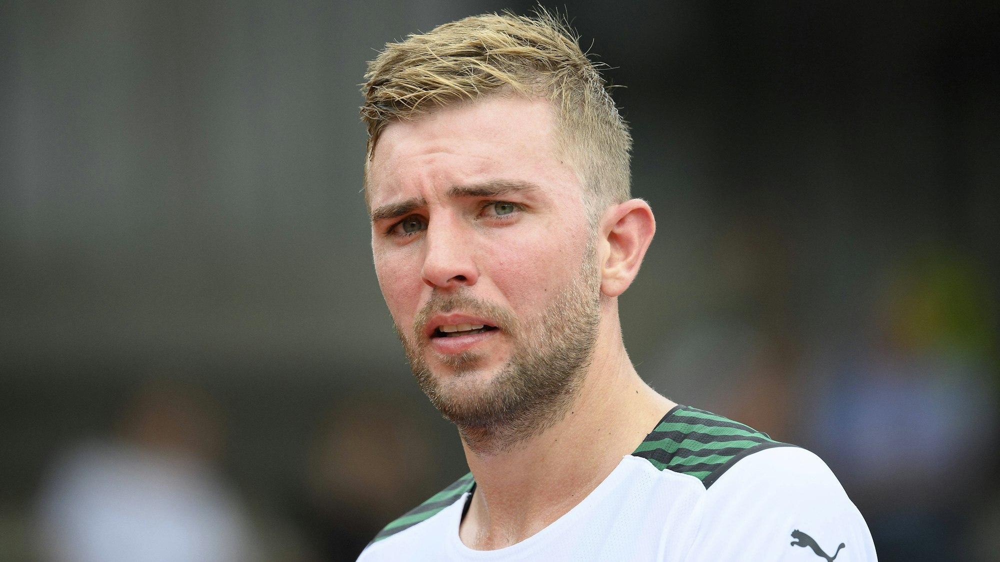 Gladbachs Christoph Kramer, hier beim Testspiel des VfL gegen Viktoria Köln am 10. Juli 2021, guckt skeptisch in die Kamera.