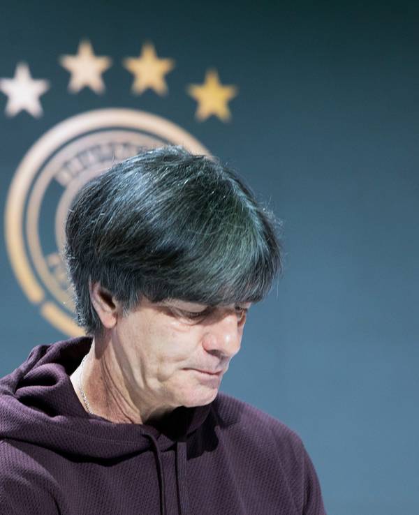 Der scheidende Bundestrainer Joachim Löw geht nach der Pressekonferenz aus dem Raum.