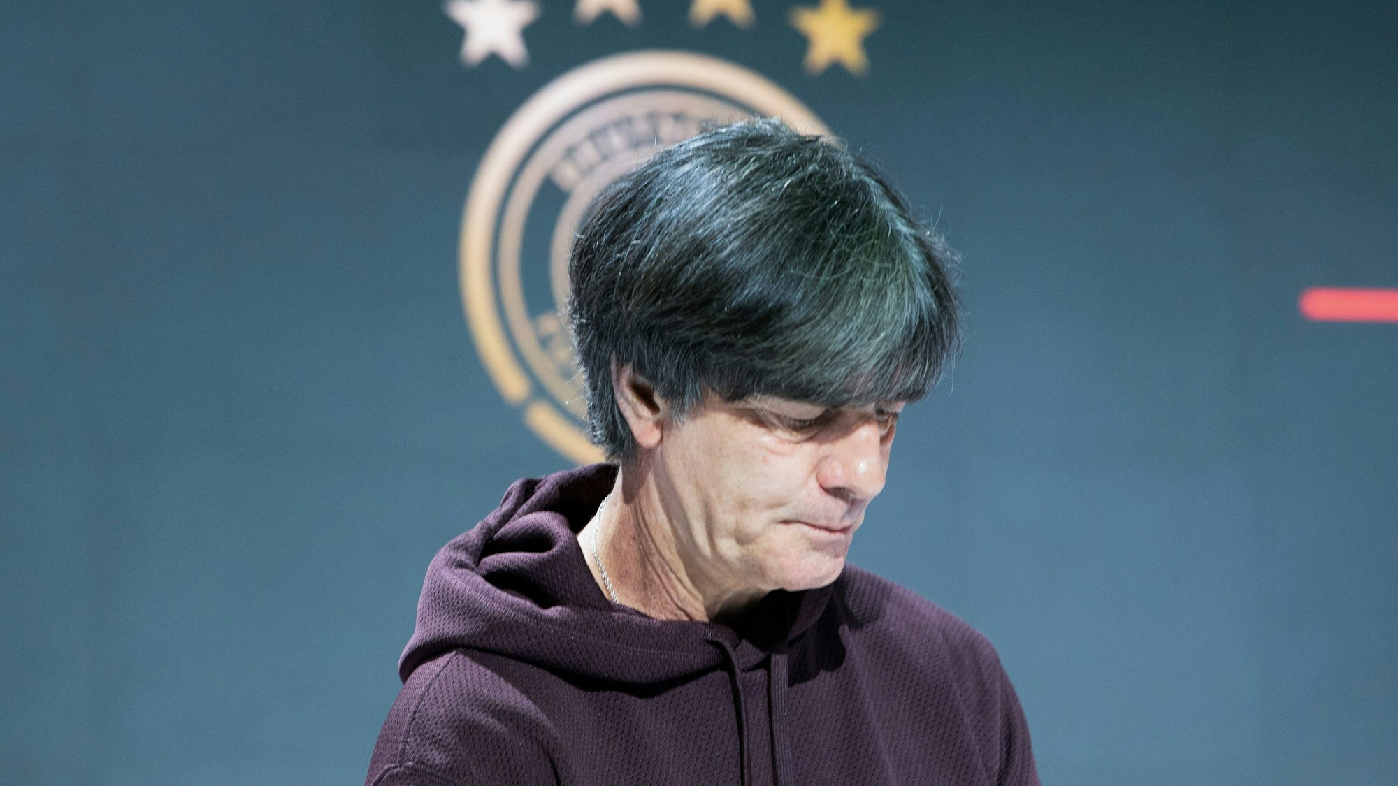 Der scheidende Bundestrainer Joachim Löw geht nach der Pressekonferenz aus dem Raum.