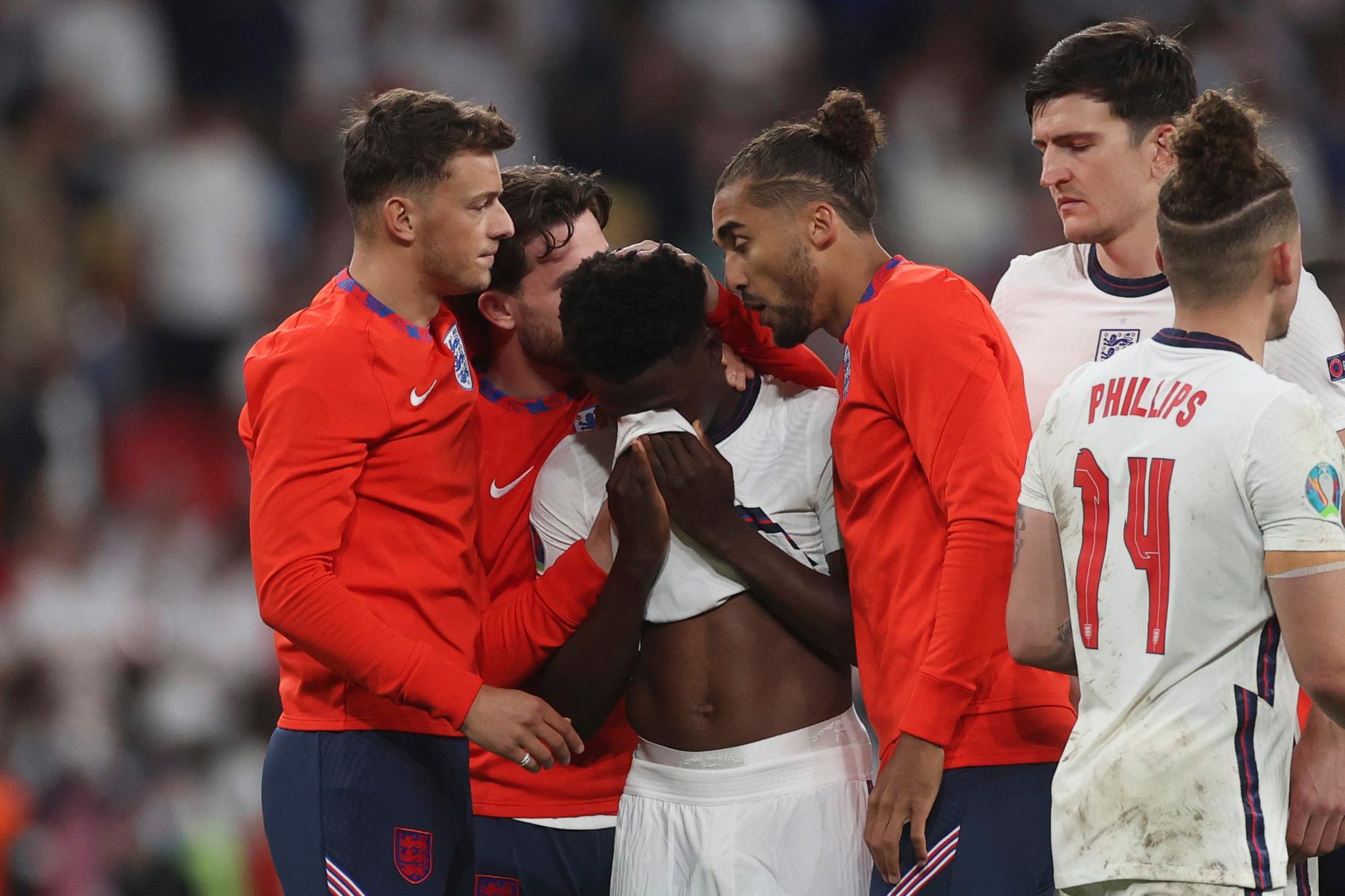 Die englischen Mitspieler trösten Bukayo Sako nach dem Elfmeterschießen gegen Italien.