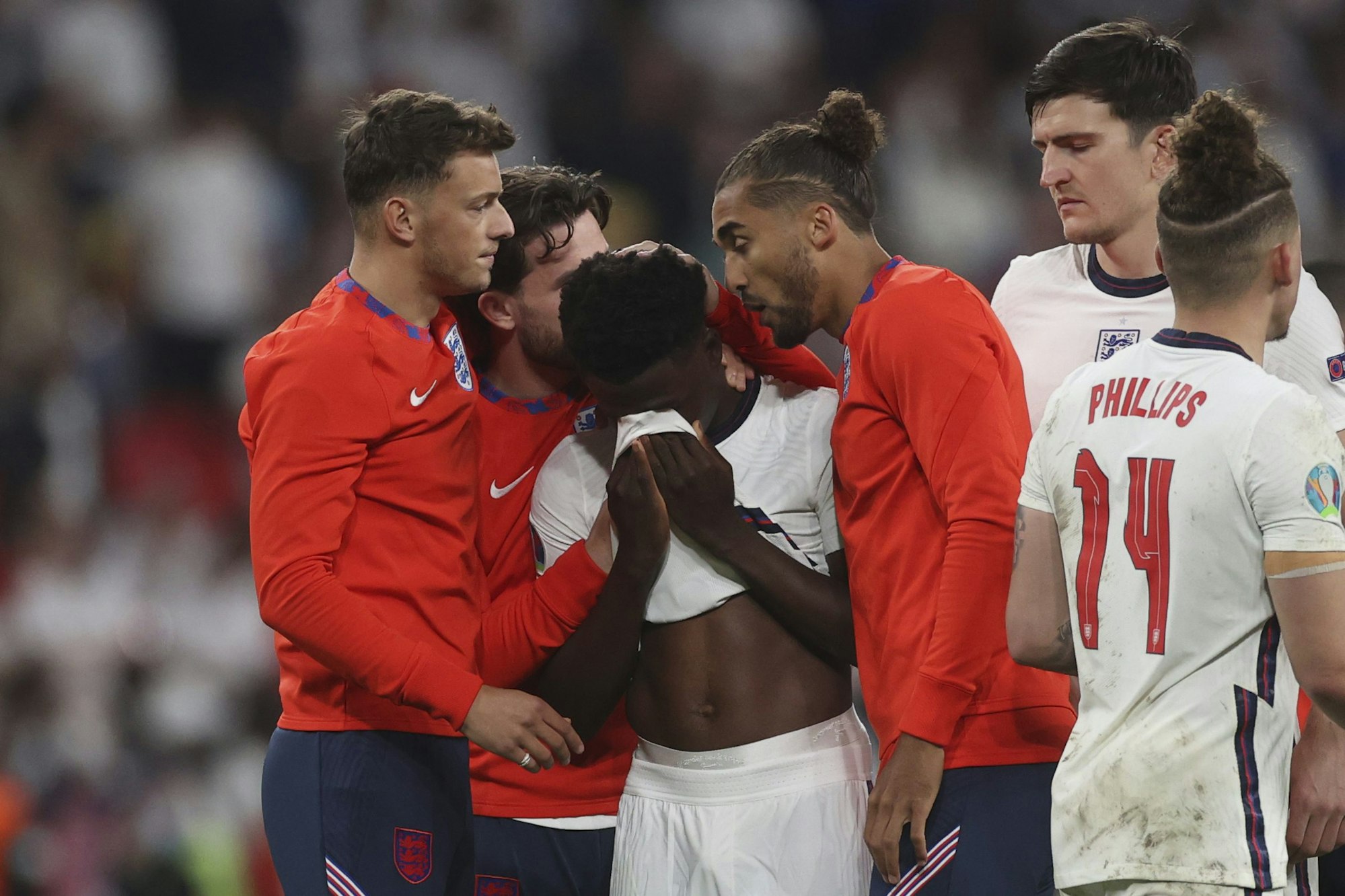 Die englischen Mitspieler trösten Bukayo Sako nach dem Elfmeterschießen gegen Italien.