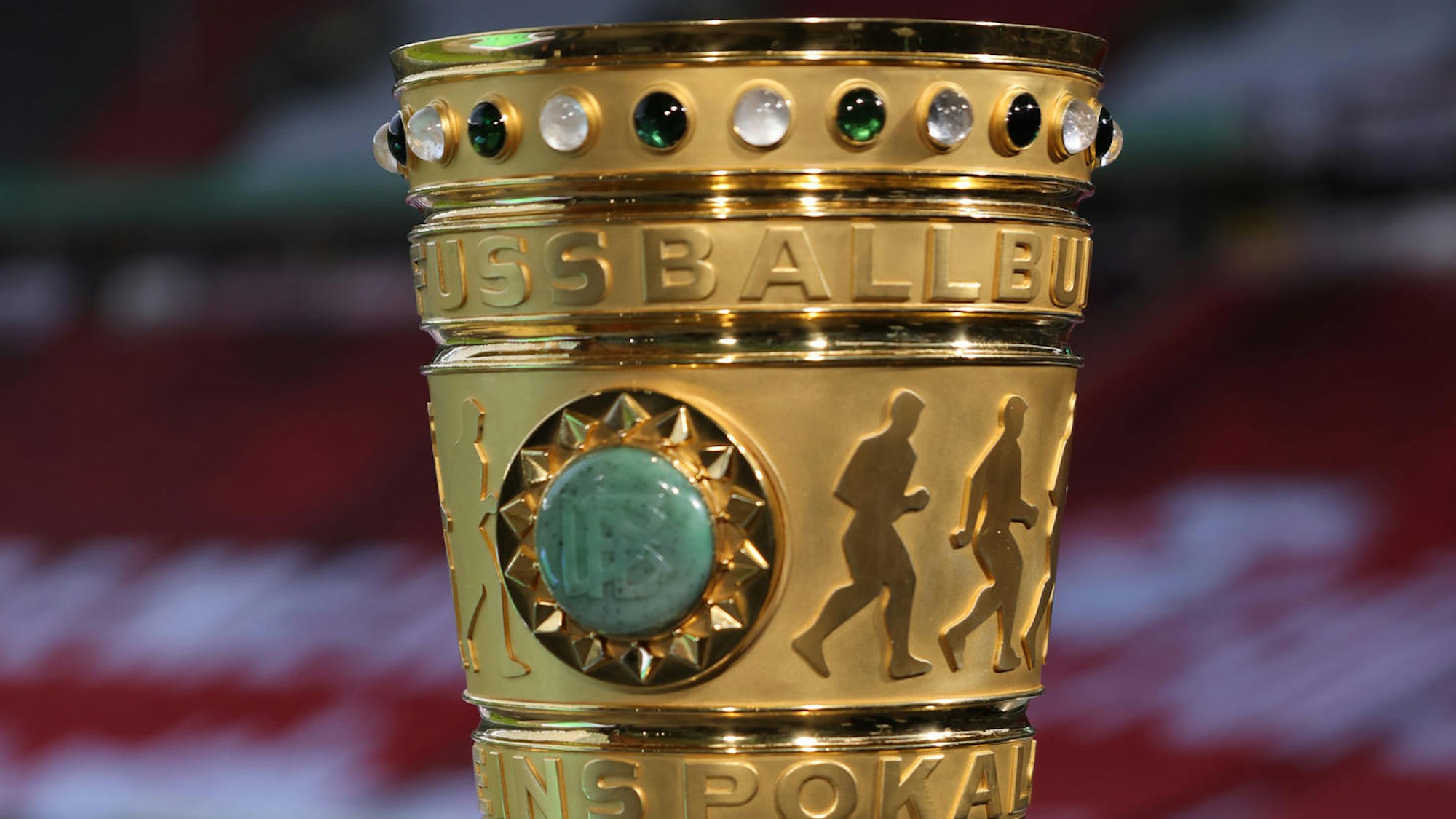 Der DFB-Pokal steht auf einem Ständer vor dem Spiel.
