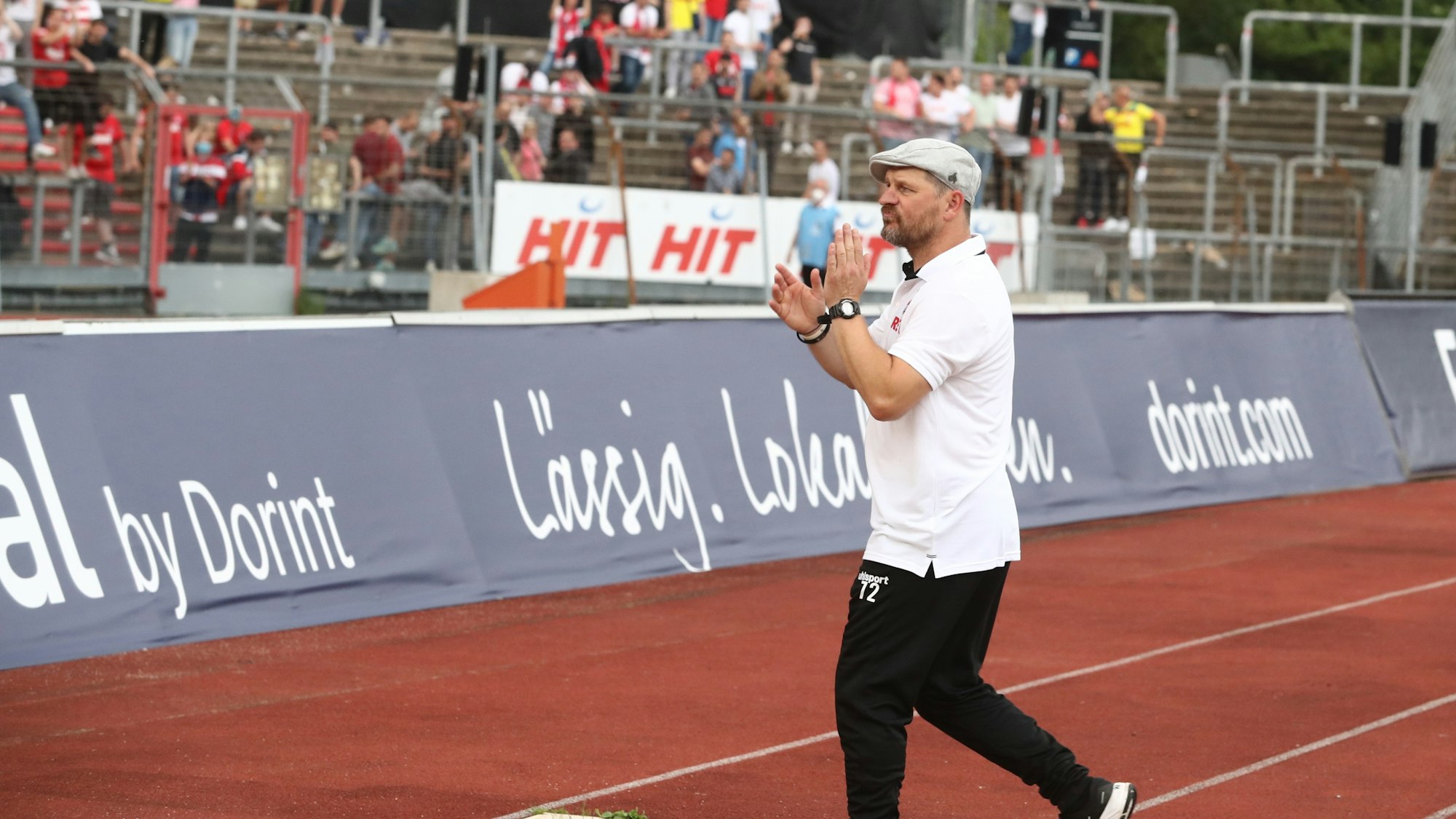 Steffen Baumgart wird von den Fans des 1. FC Köln gefeiert.