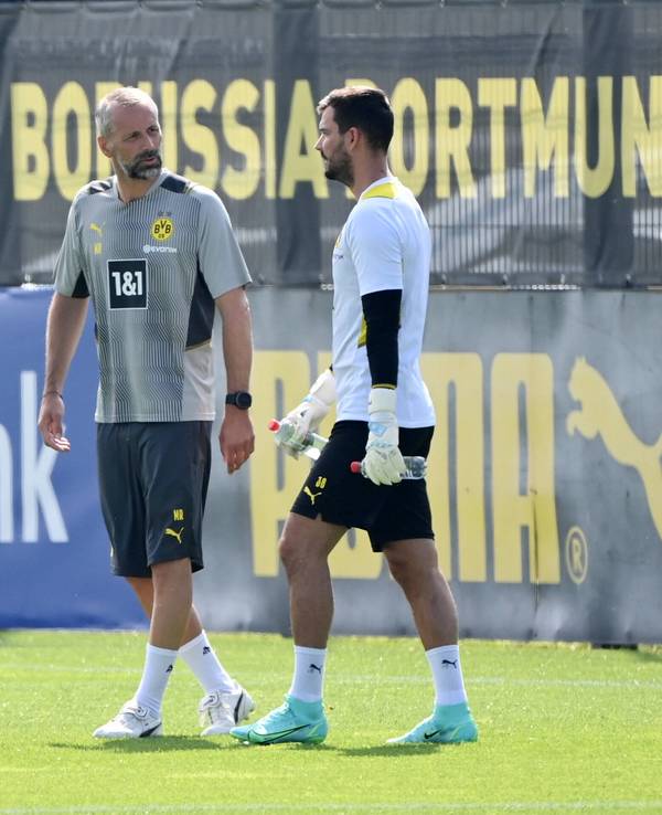 Torwart Roman Bürki spricht mit Trainer Marco Rose.