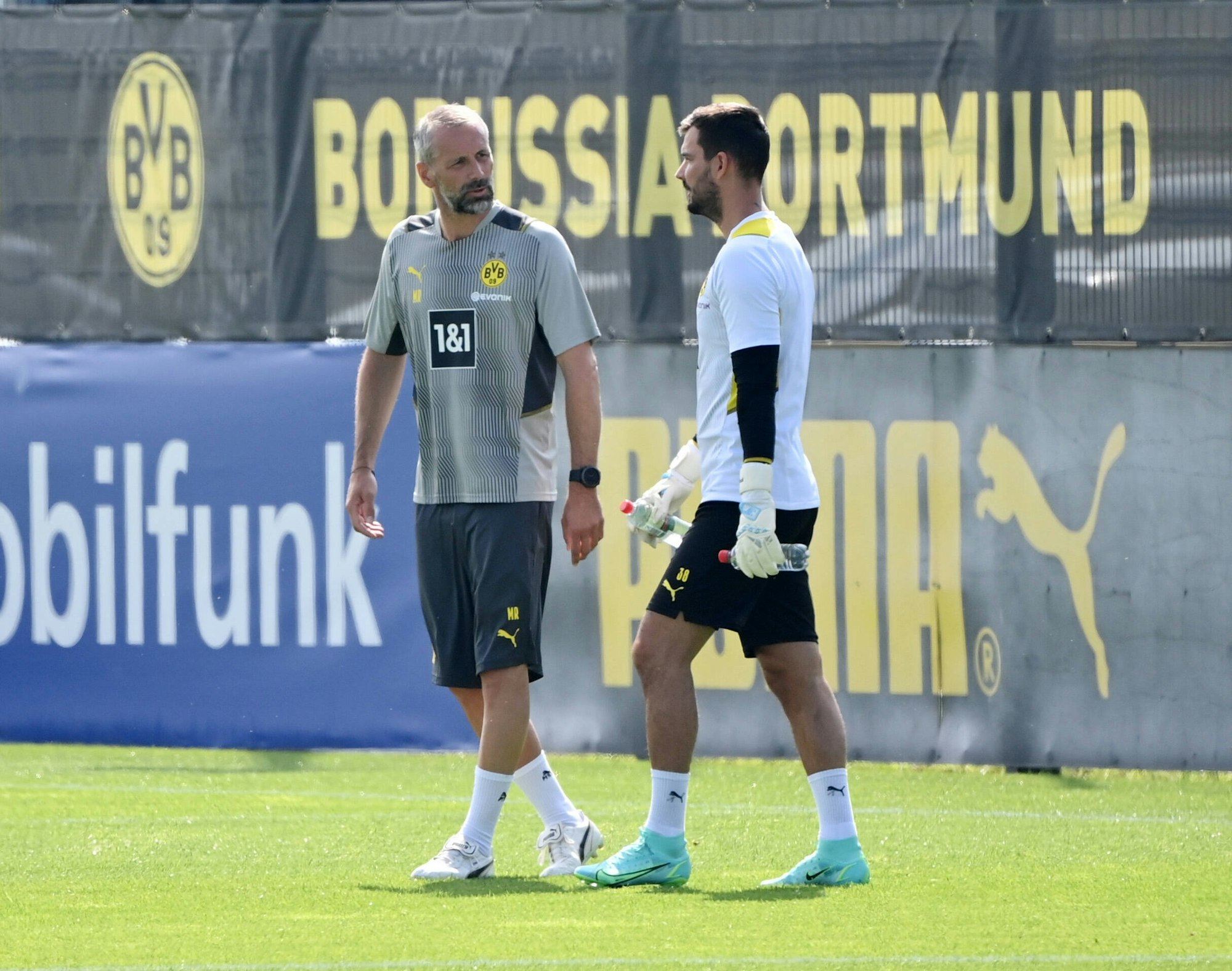 Torwart Roman Bürki spricht mit Trainer Marco Rose.