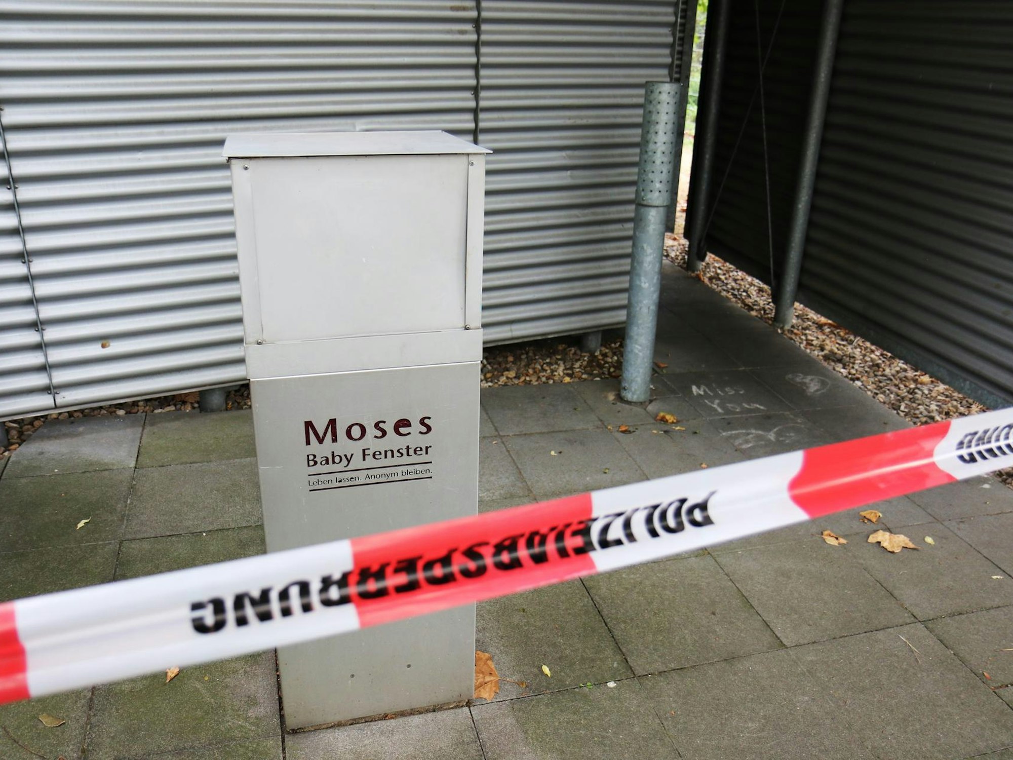 Der Zugang zu einer Babyklappe ist mit Flatterband der Polizei abgesperrt.