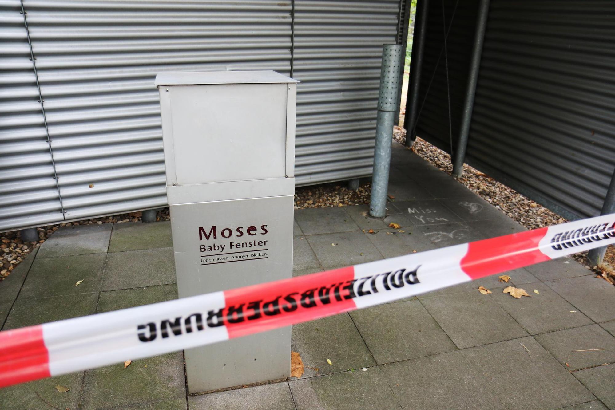 Die Babyklappe eines Frauenhauses in Köln ist mit Polizei-Flatterband abgesperrt.