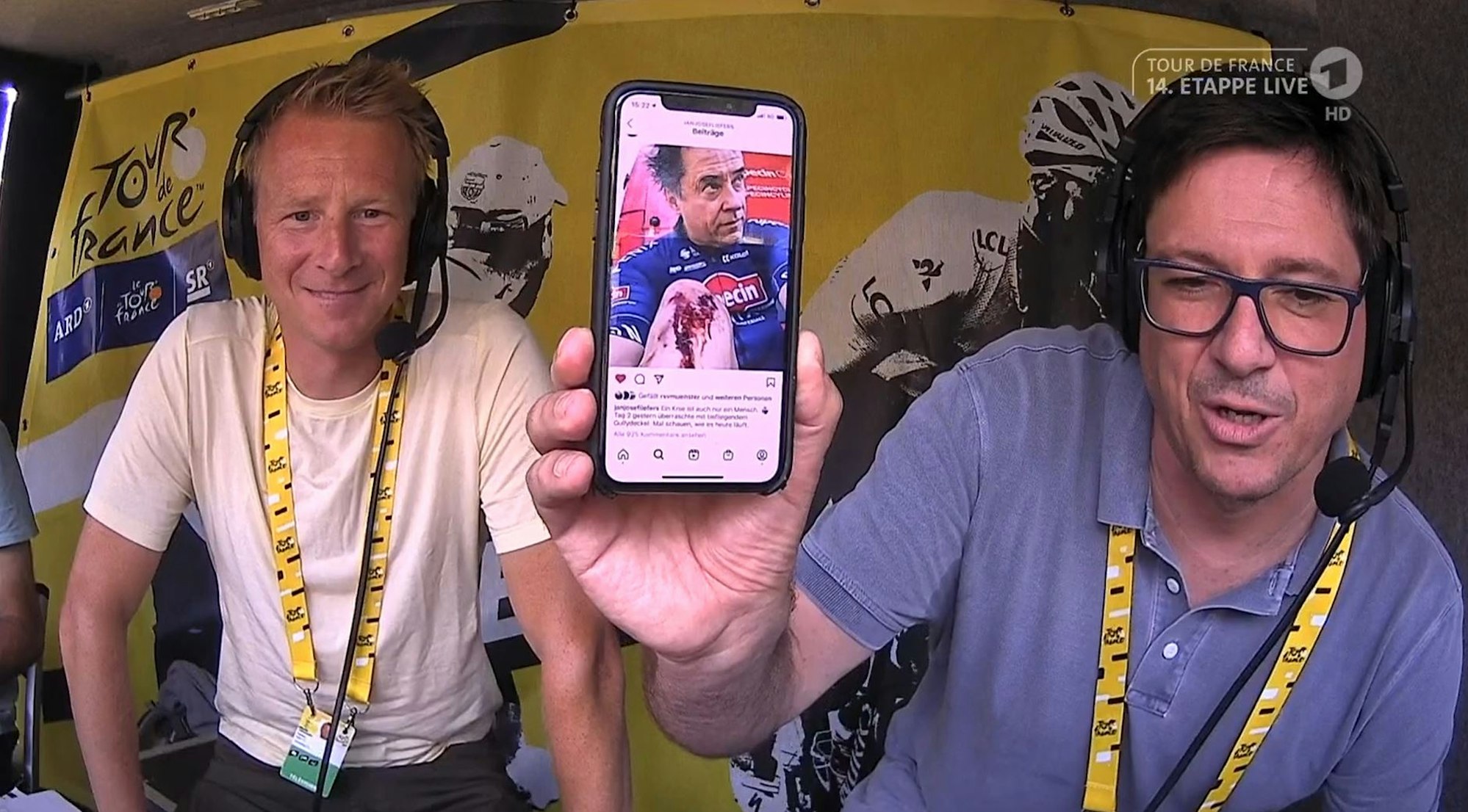 ARD-Kommentator Florian Naß und Ex-Profi Fabian Wegmann zeigen während der Übertragung der 14. Tour-Etappe einen Instagram-Post von Jan Josef Liefers