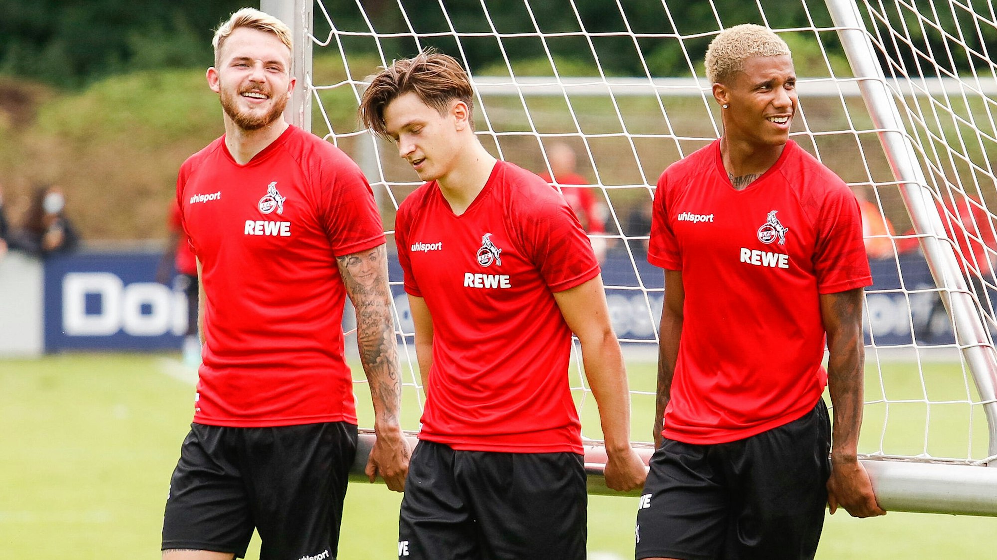 Jannes Horn, Noah Katterbach und Ismail Jakobs tragen beim 1. FC Köln ein Tor.