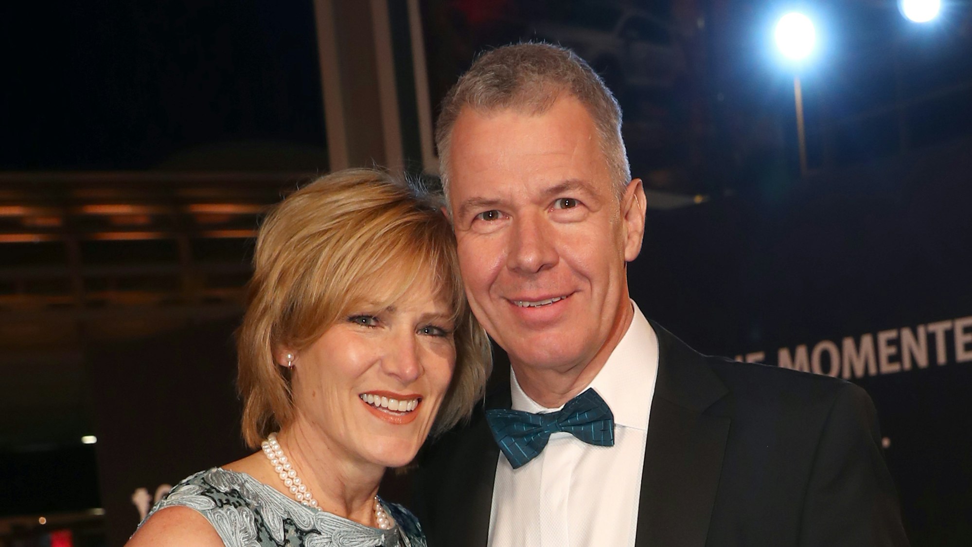 Verleihung 52. Goldene Kamera, am 04. März 2017 in Hamburg: Peter Kloeppel steht rechts hält seine Frau Carol, die links steht, im Arm.