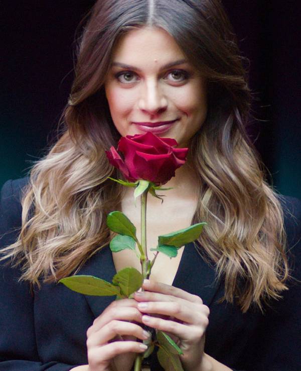 Bachelorette Maxime Herbord hält eine Rose in der Hand.