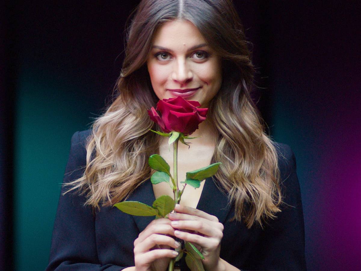 Bachelorette Maxime Herbord hält eine Rose in der Hand.