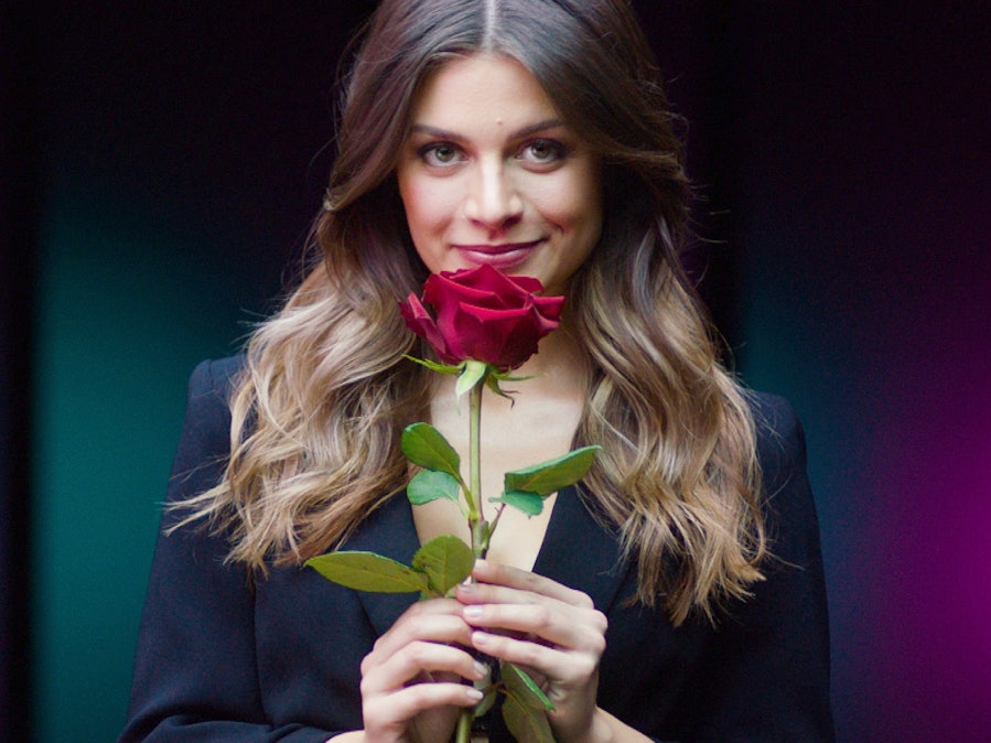 Bachelorette Maxime Herbord hält eine Rose in der Hand.