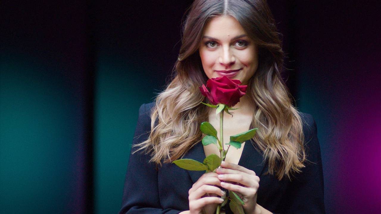 Bachelorette Maxime Herbord hält eine Rose in der Hand.