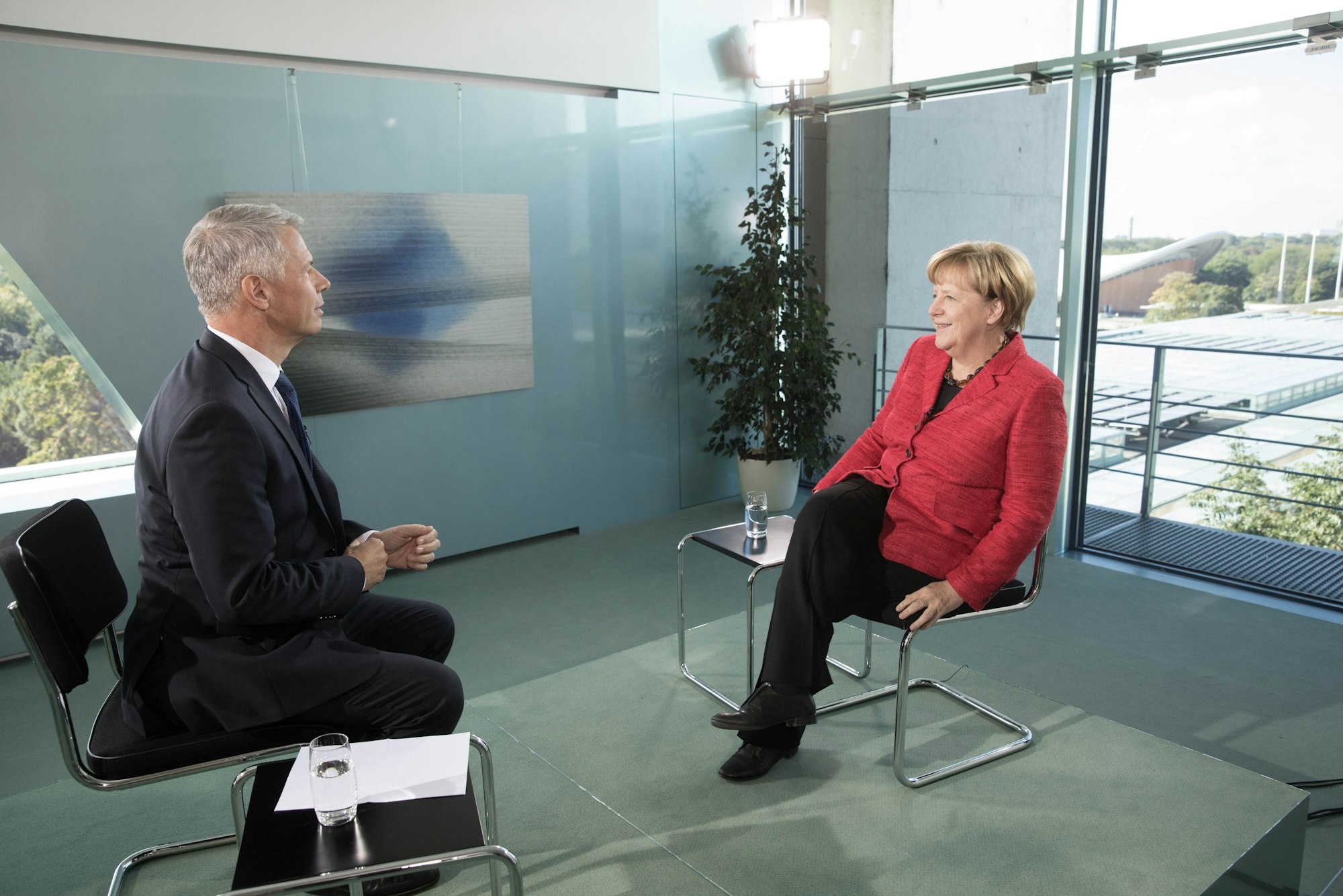 Peter Kloeppel moderiert die Abschiedssendung von Angela Merkel.