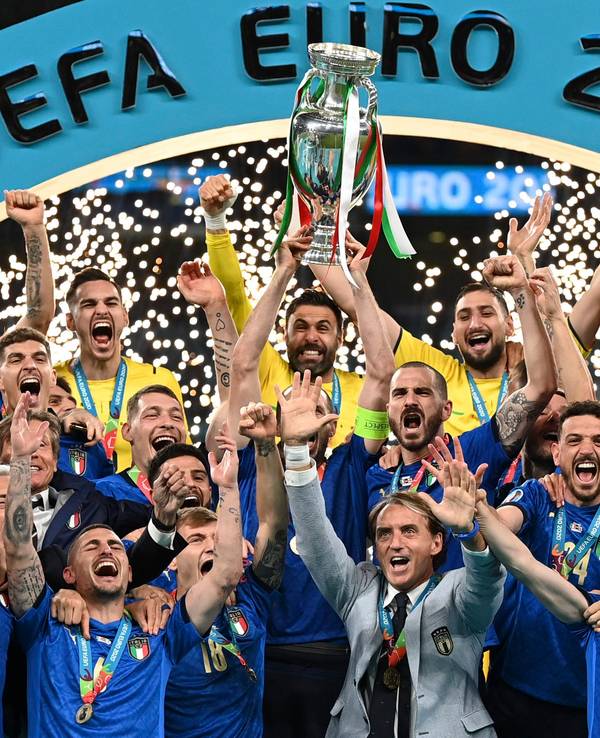 Italiens Nationalspieler jubeln am 11. Juli im Wembley-Stadion mit dem EM-Pokal