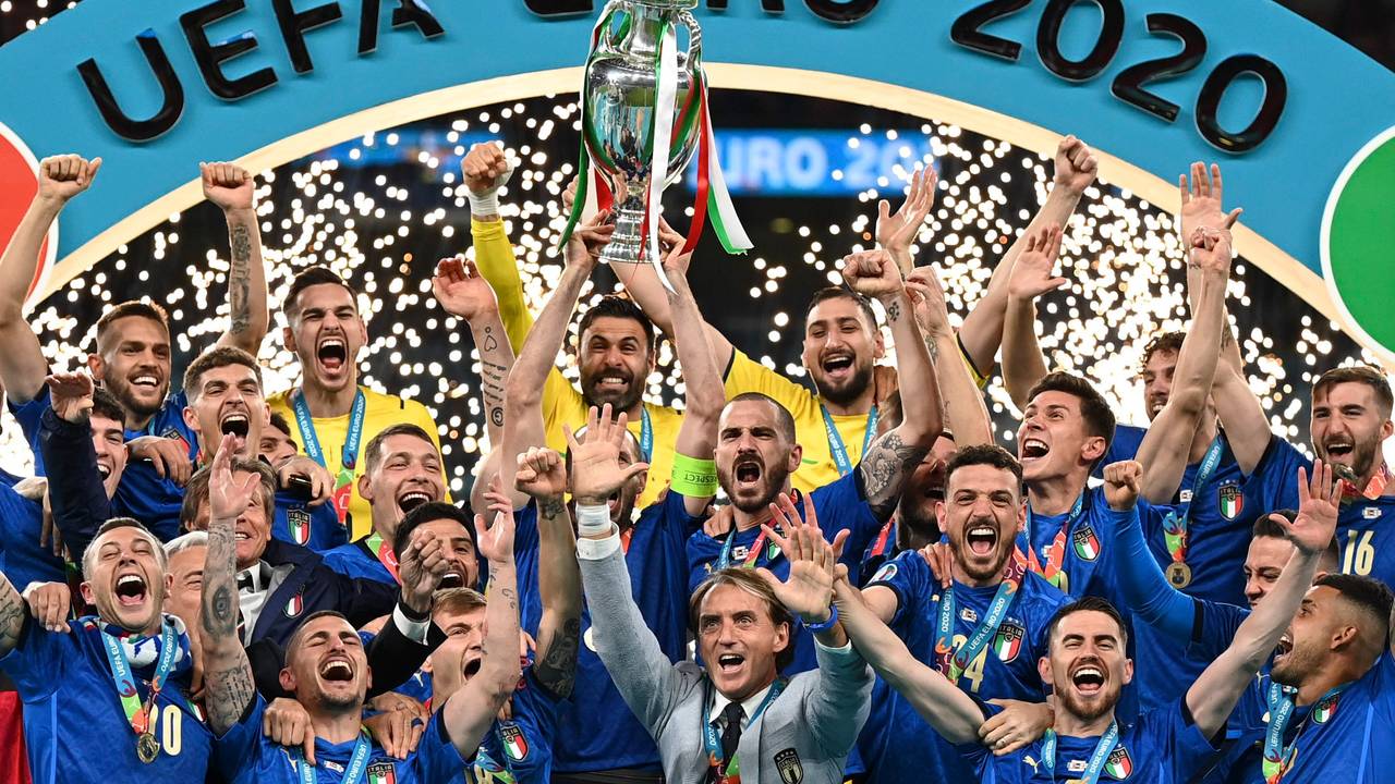 Italiens Nationalspieler jubeln am 11. Juli im Wembley-Stadion mit dem EM-Pokal
