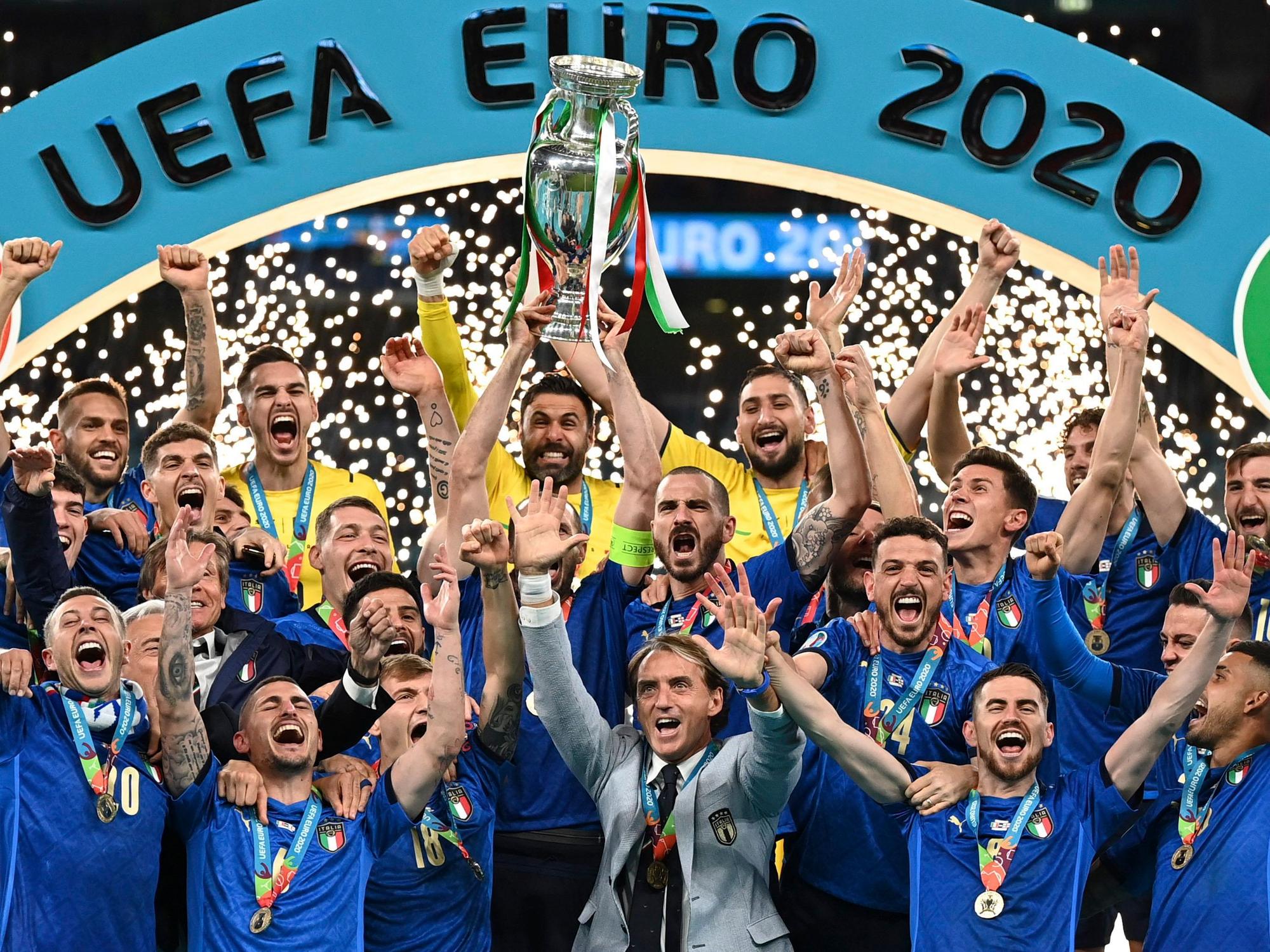 Italiens Nationalspieler jubeln am 11. Juli im Wembley-Stadion mit dem EM-Pokal