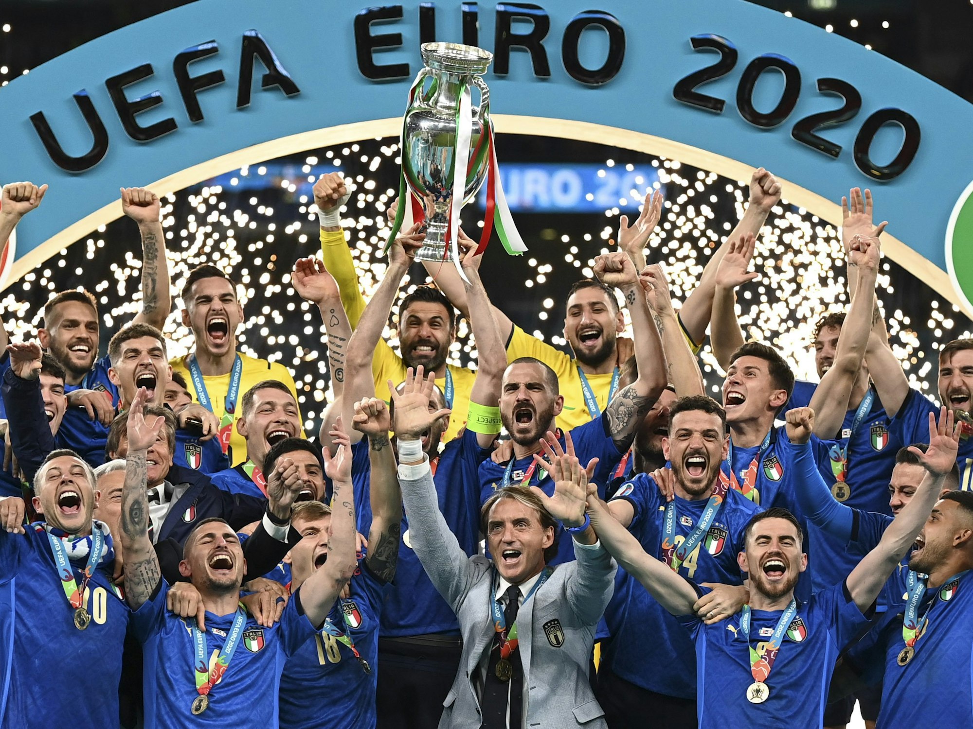 Italiens Nationalspieler jubeln am 11. Juli im Wembley-Stadion mit dem EM-Pokal