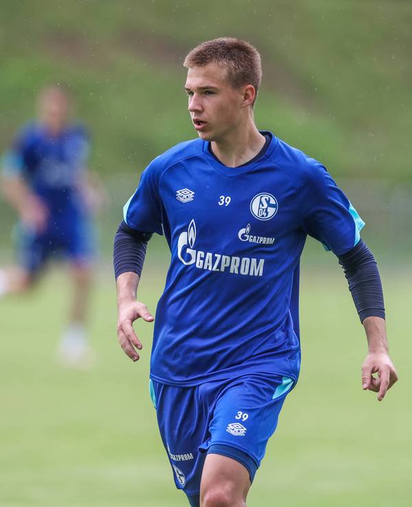 Yaroslav Mikhailov läuft im Dress von Schalke 04 über den Trainingsplatz.