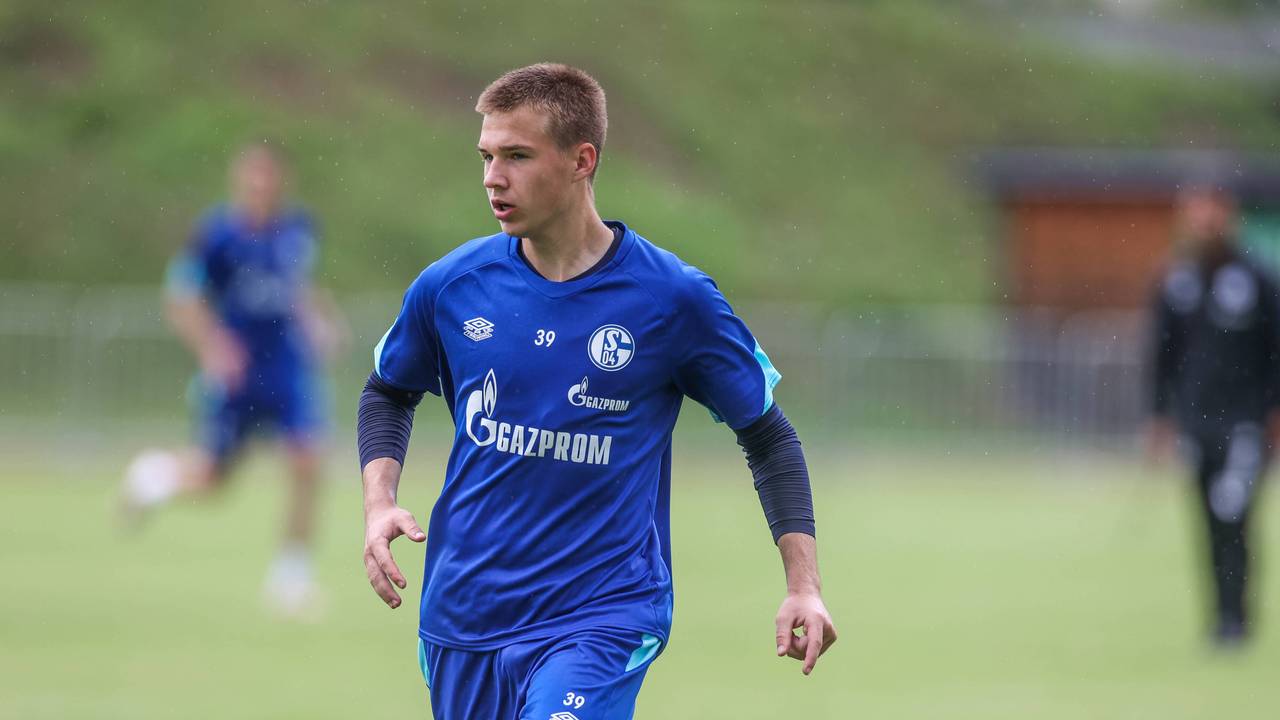 Yaroslav Mikhailov läuft im Dress von Schalke 04 über den Trainingsplatz.