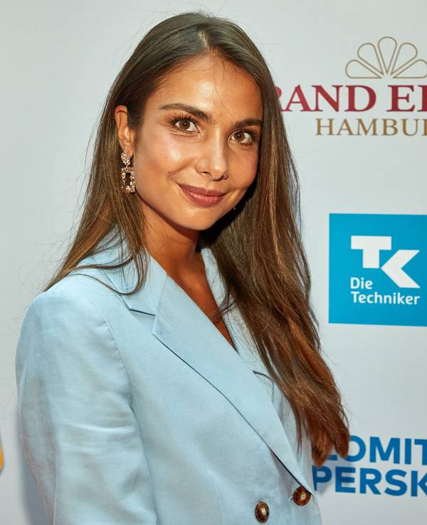 Lea Wagner, Tochter von Ex-Schalke-Trainer David Wagner, posiert bei der Verleihung des Deutschen Sportjournalistenpreises.