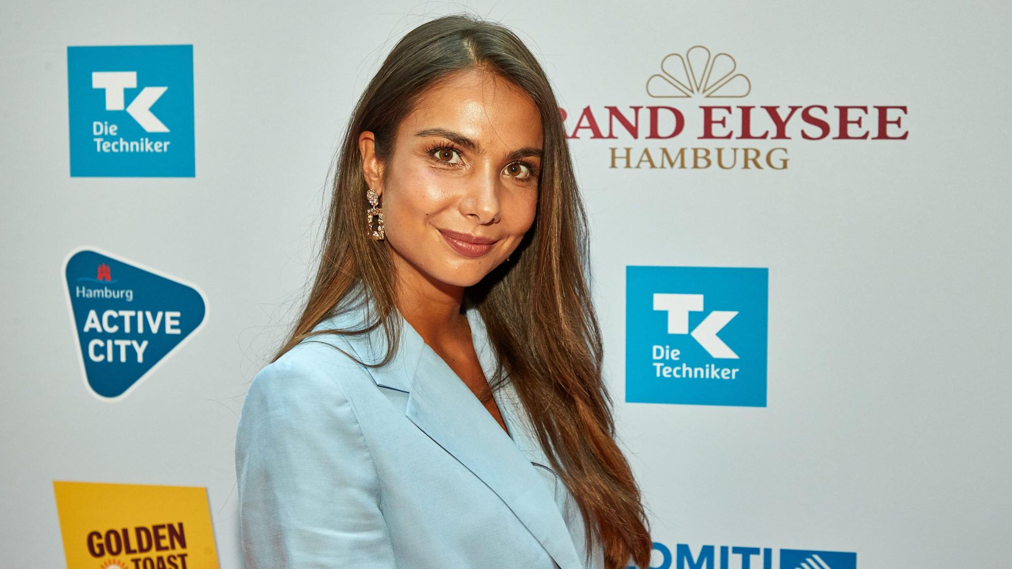 Lea Wagner, Tochter von Ex-Schalke-Trainer David Wagner, posiert bei der Verleihung des Deutschen Sportjournalistenpreises.