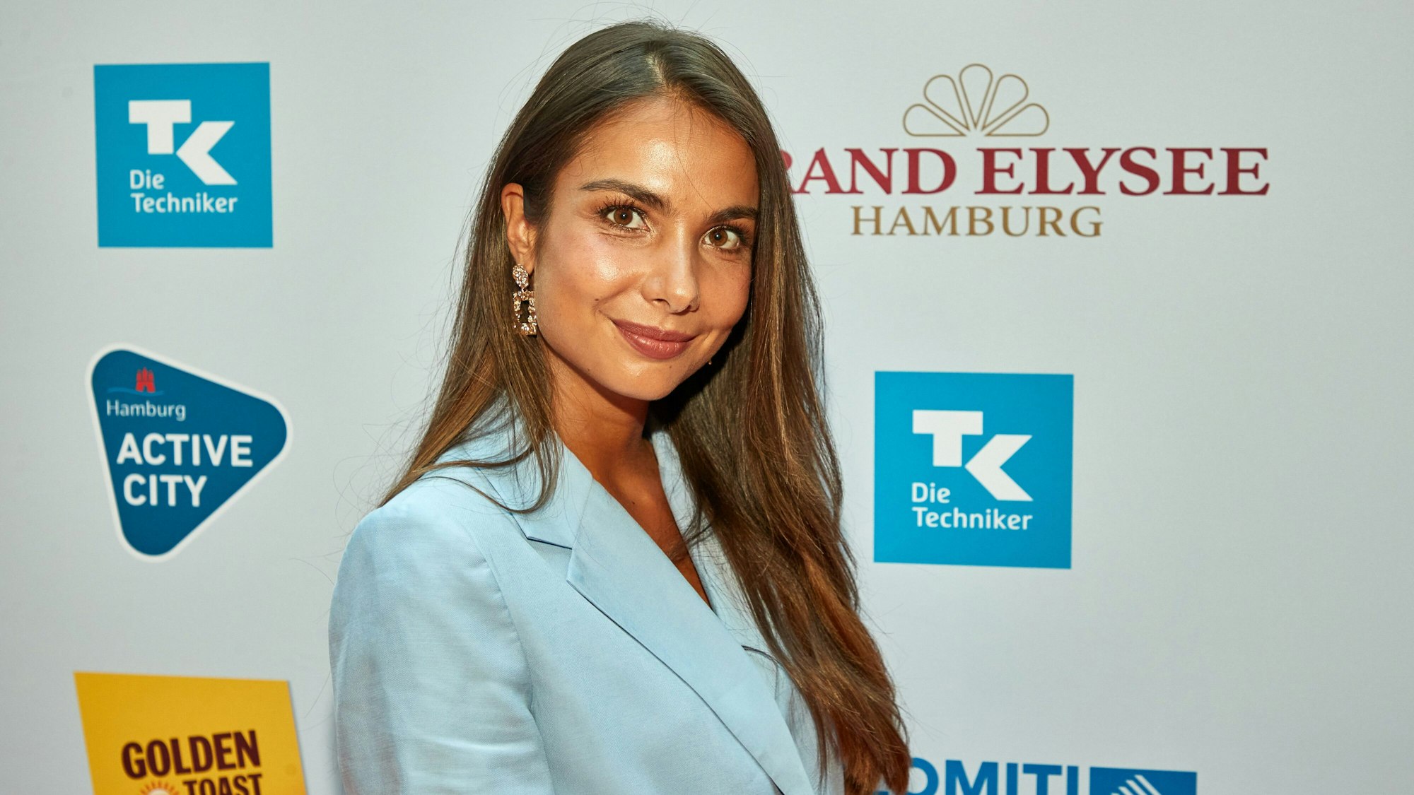 Lea Wagner, Tochter von Ex-Schalke-Trainer David Wagner, posiert bei der Verleihung des Deutschen Sportjournalistenpreises.