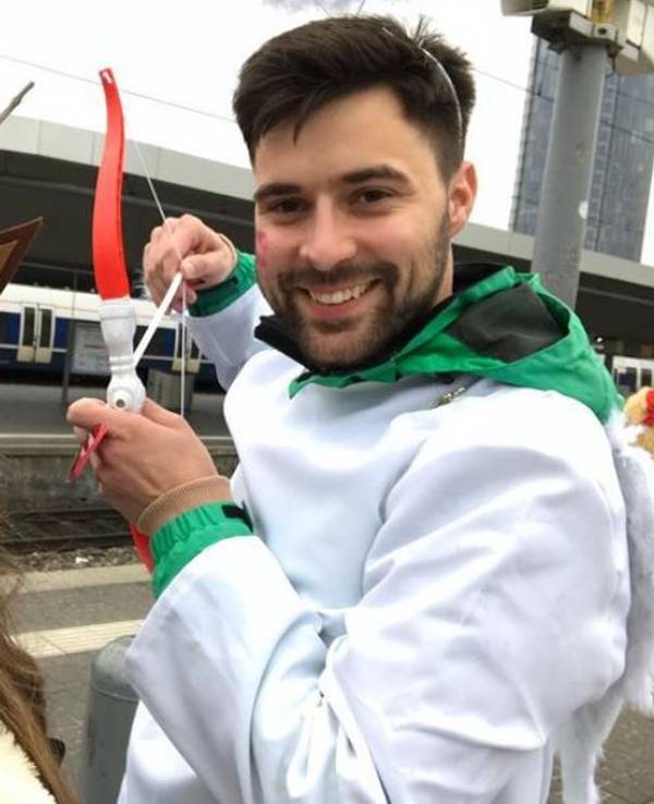 Svenja (l.) ist zu Karneval 2017 als Reh verkleidet. Steve (r.) geht als Amor und zielt mit dem Pfeil auf sie.