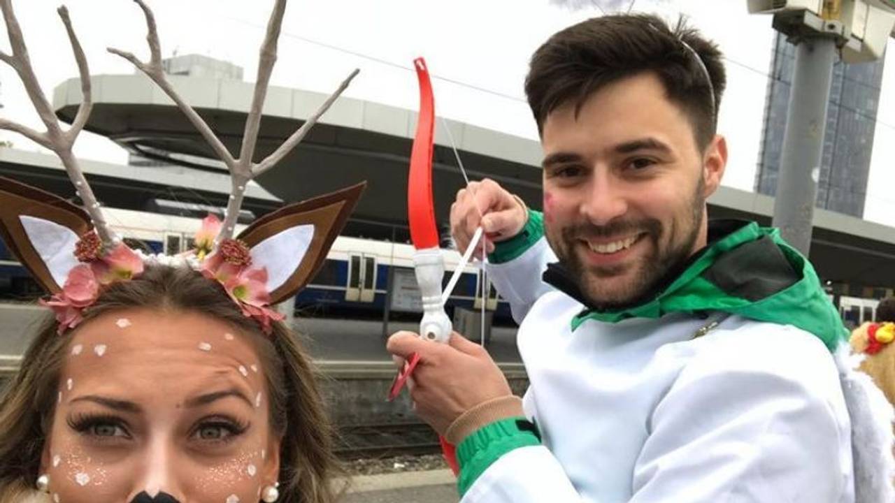Svenja (l.) ist zu Karneval 2017 als Reh verkleidet. Steve (r.) geht als Amor und zielt mit dem Pfeil auf sie.