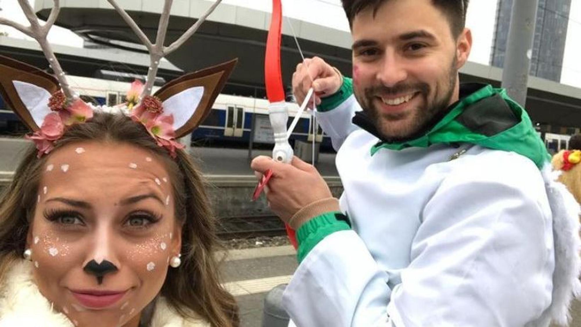 Svenja (l.) ist zu Karneval 2017 als Reh verkleidet. Steve (r.) geht als Amor und zielt mit dem Pfeil auf sie.