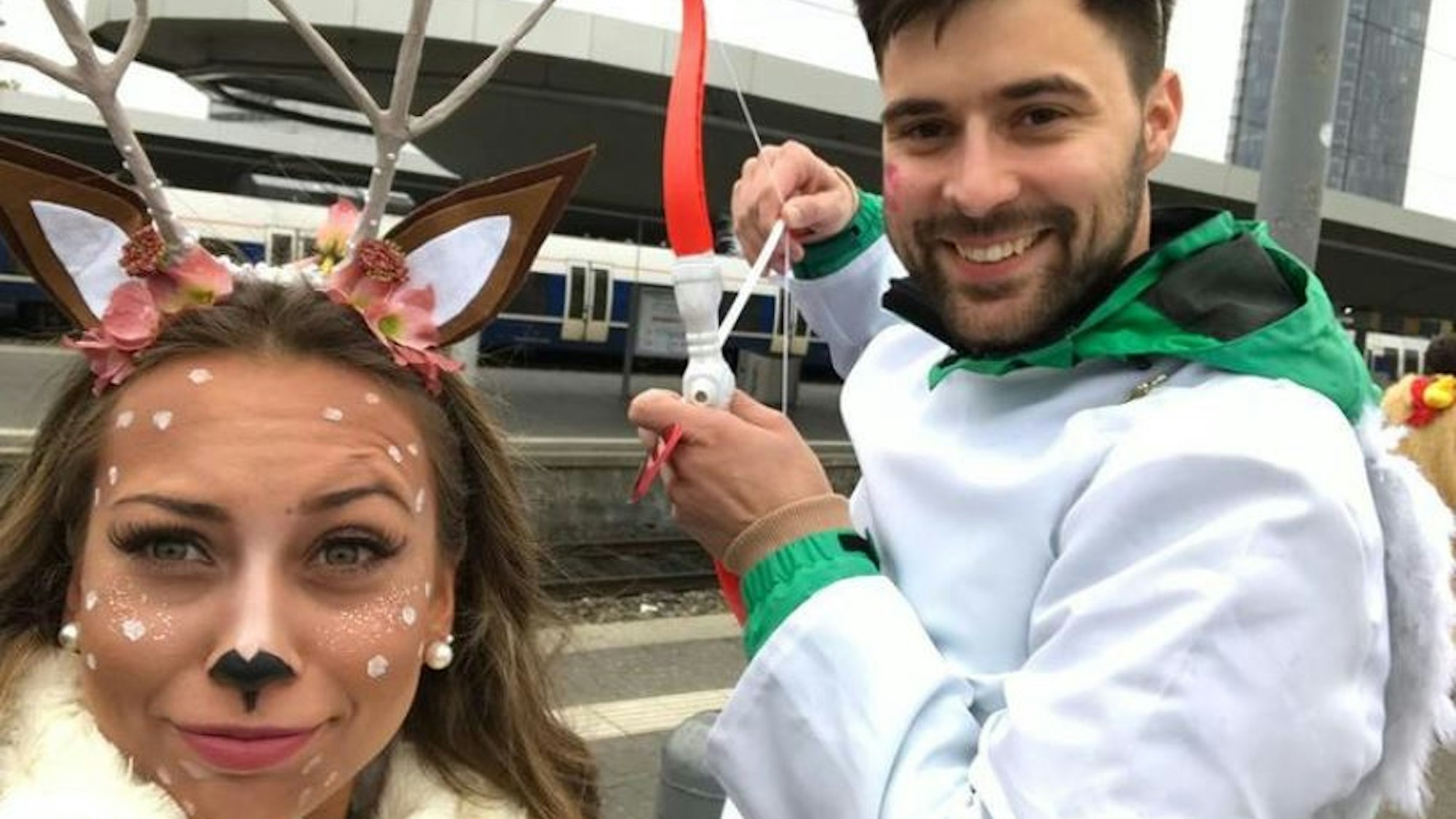 Svenja (l.) ist zu Karneval 2017 als Reh verkleidet. Steve (r.) geht als Amor und zielt mit dem Pfeil auf sie.