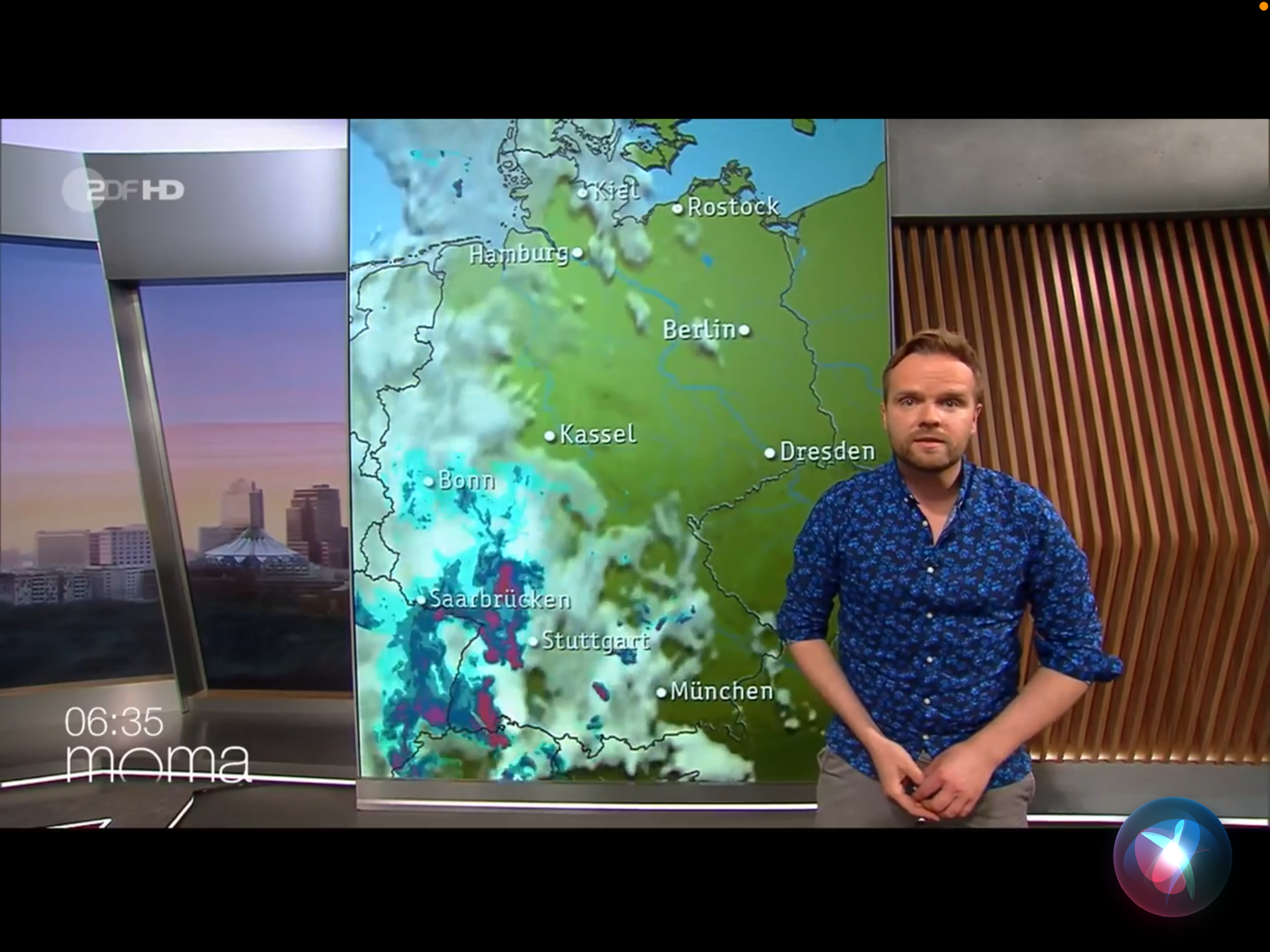 Benjamin Stöwe steht im ZDF MoMa vor der Wetterkarte. Er warnt vor Stark- und Dauerregen.