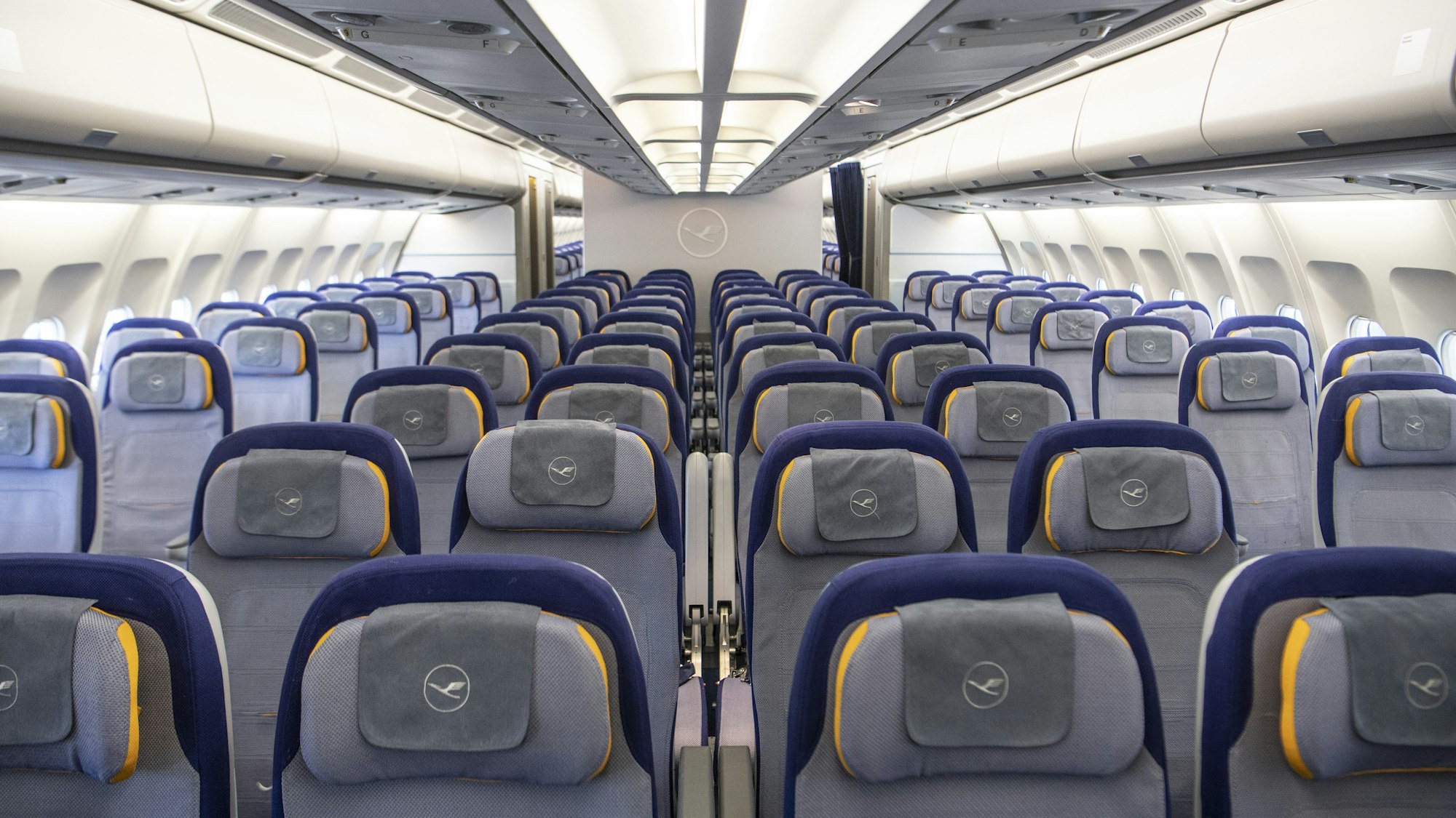 Leere Sitzplätze in einer Lufthansa-Maschine.