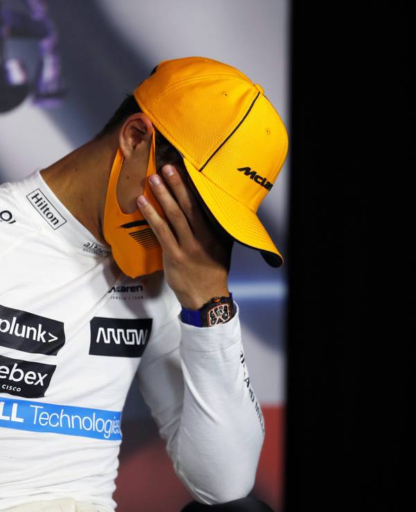 Lando Norris von McLaren schlägt sich bei der Pressekonferenz nach dem Großen Preis von Österreich die Hand vor das Gesicht.
