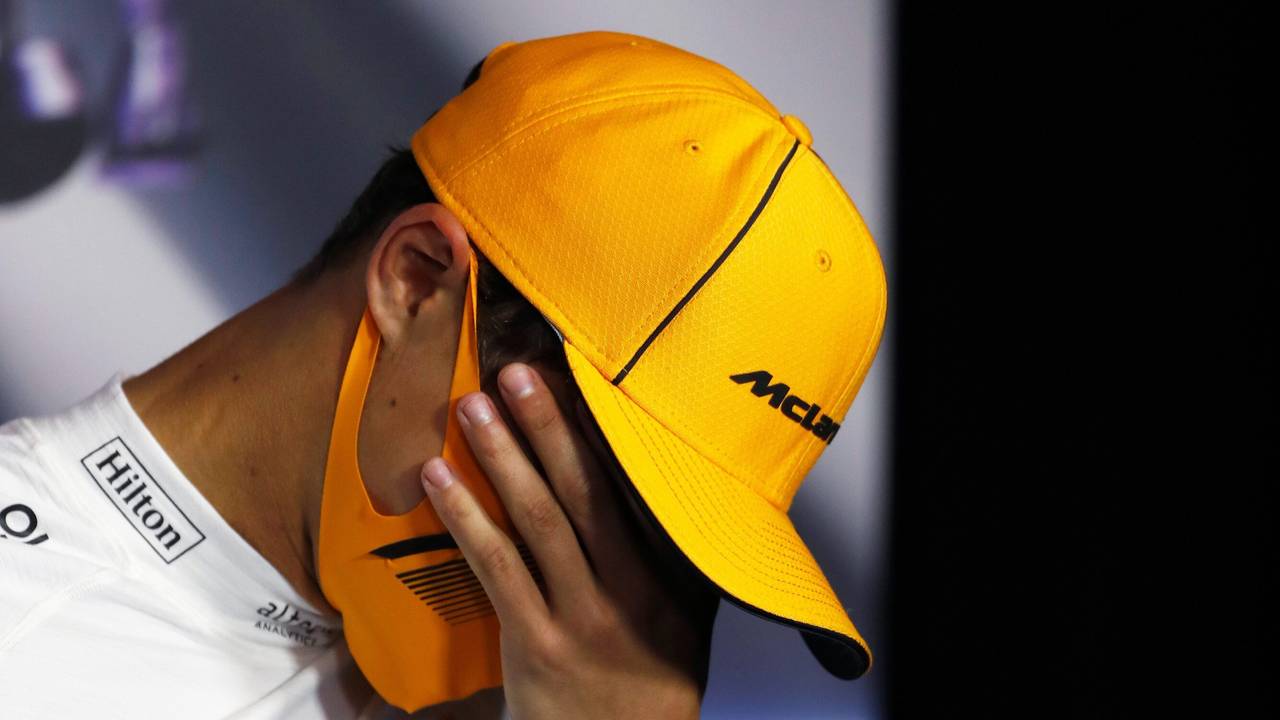 Lando Norris von McLaren schlägt sich bei der Pressekonferenz nach dem Großen Preis von Österreich die Hand vor das Gesicht.