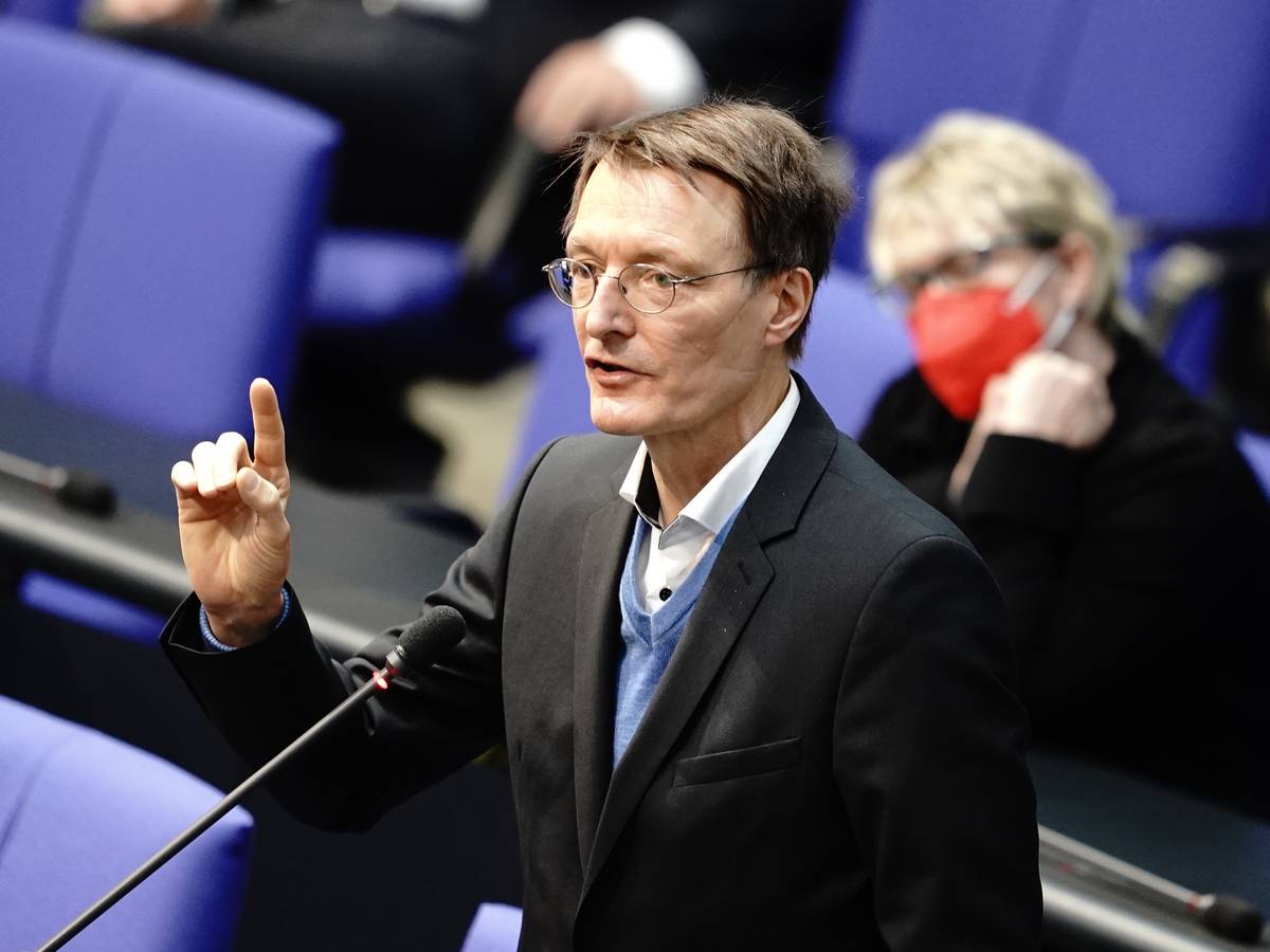 Gesundheitsexperte Karl Lauterbach (SPD) spricht im April 2021 bei der Sitzung des Bundestags.