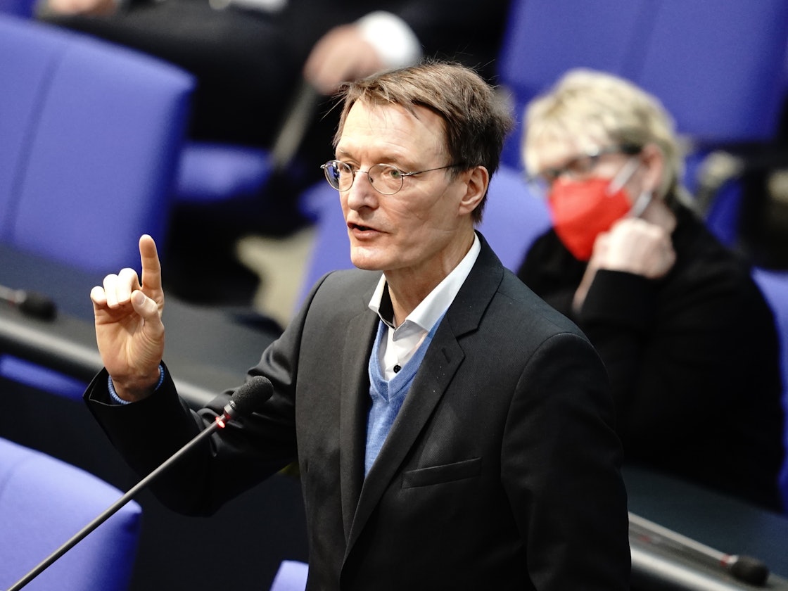 Gesundheitsexperte Karl Lauterbach (SPD) spricht im April 2021 bei der Sitzung des Bundestags.