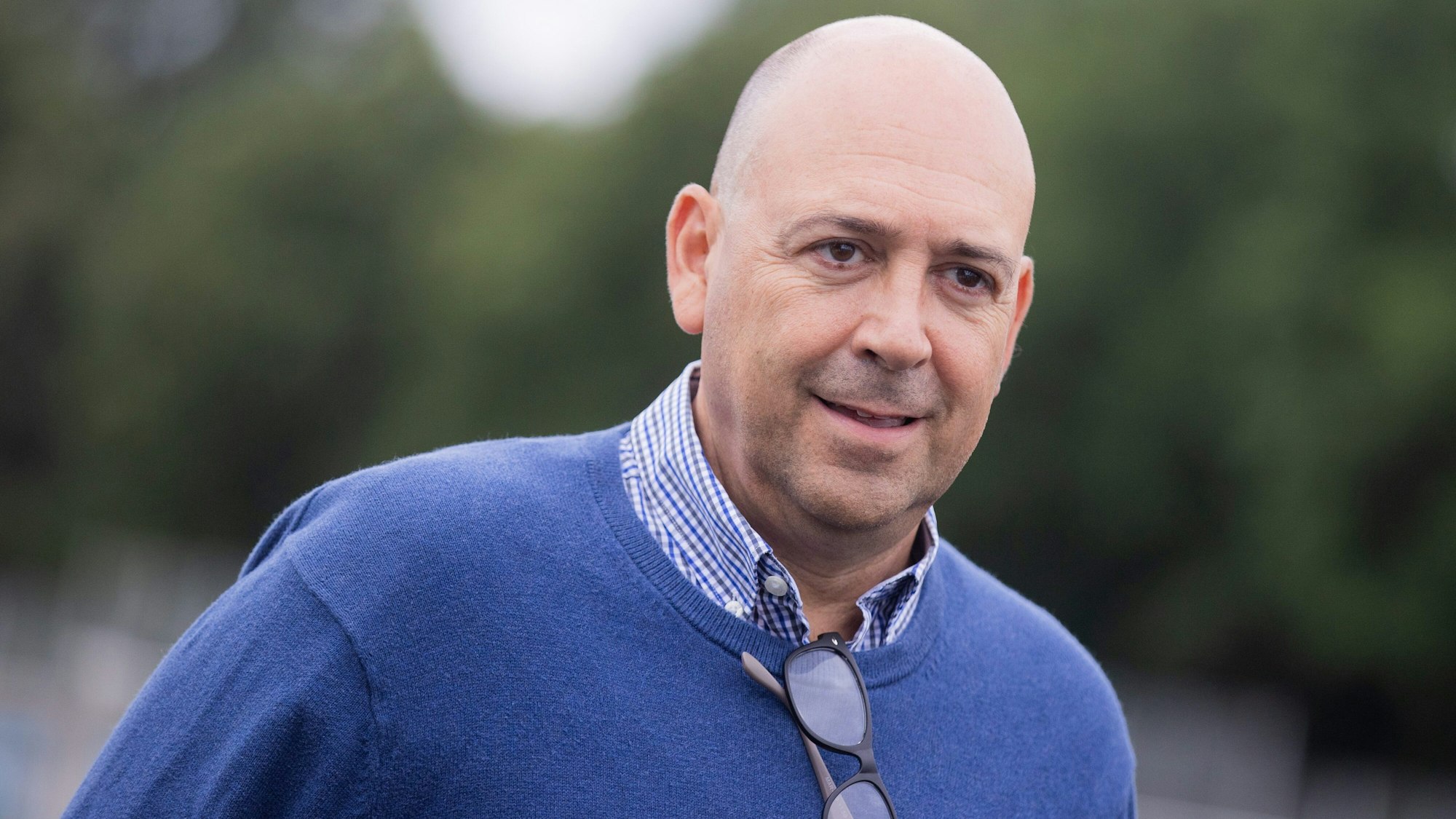 Leverkusens Geschäftsführer Fernando Carro schaut sich das Training an.