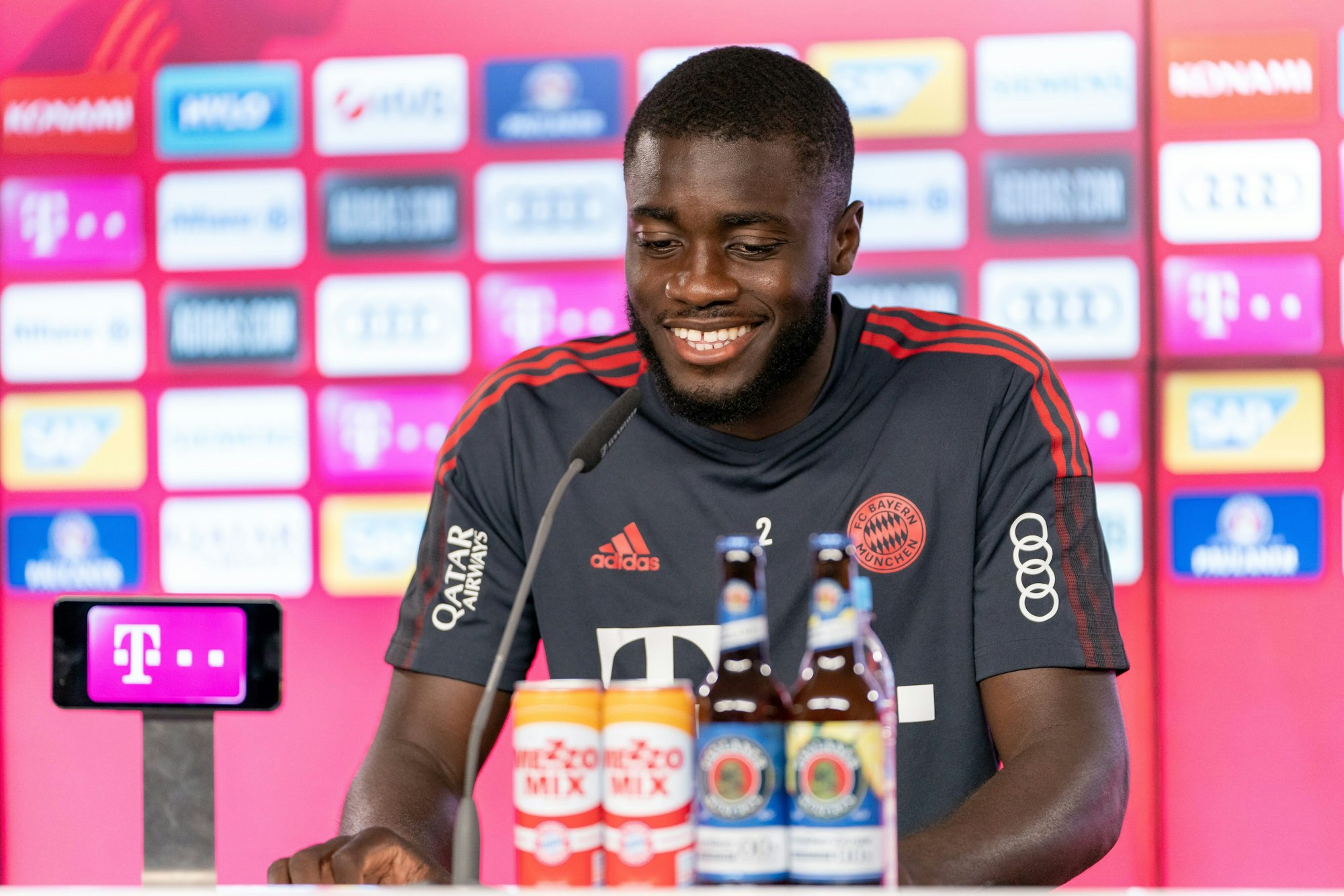 Dayot Upamecano lächelt auf der Bayern-PK