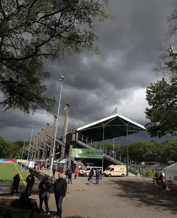 Über dem Sportpark Höhenberg sind graue Regenwolken aufgezogen.