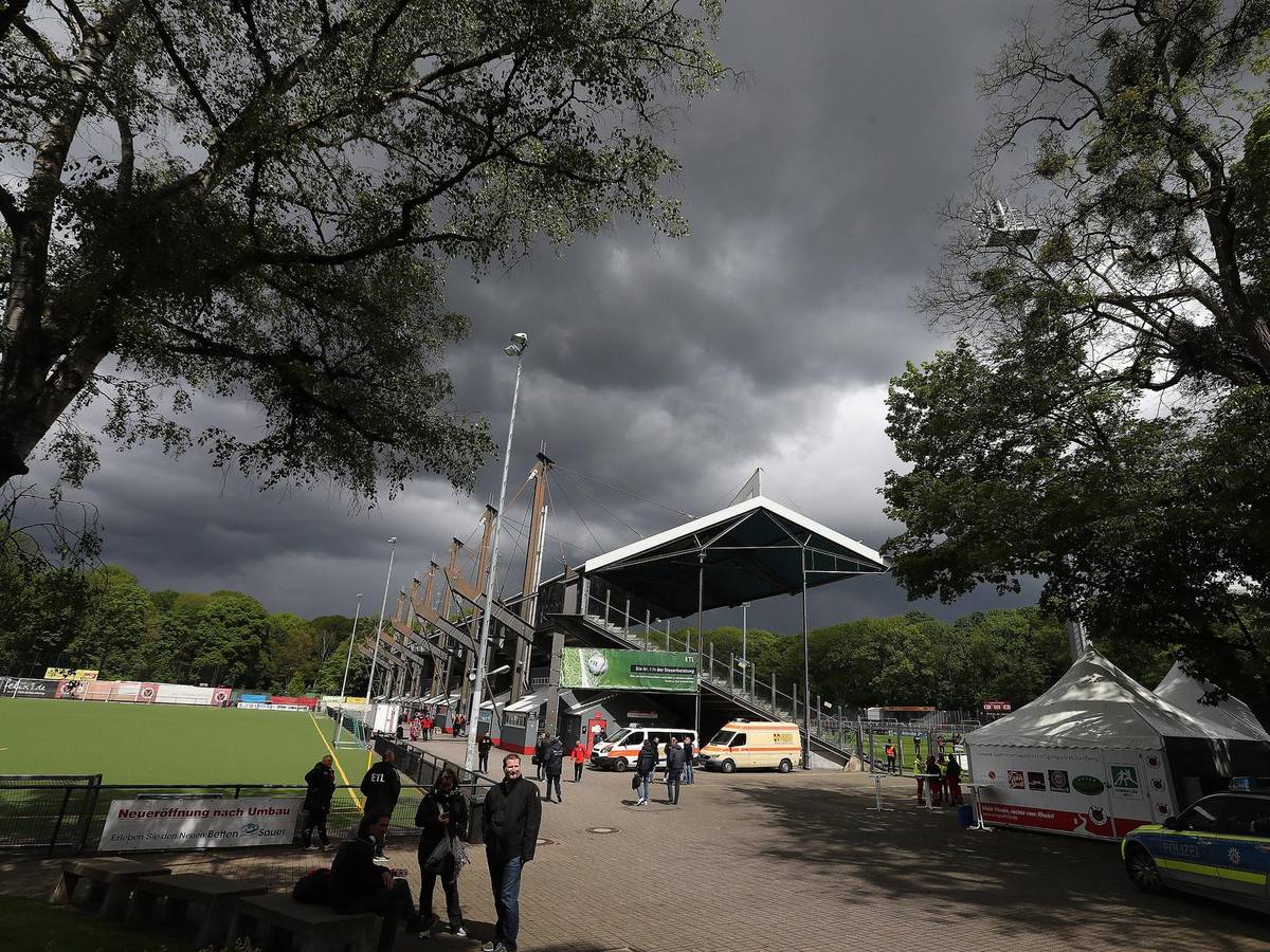 Über dem Sportpark Höhenberg sind graue Regenwolken aufgezogen.