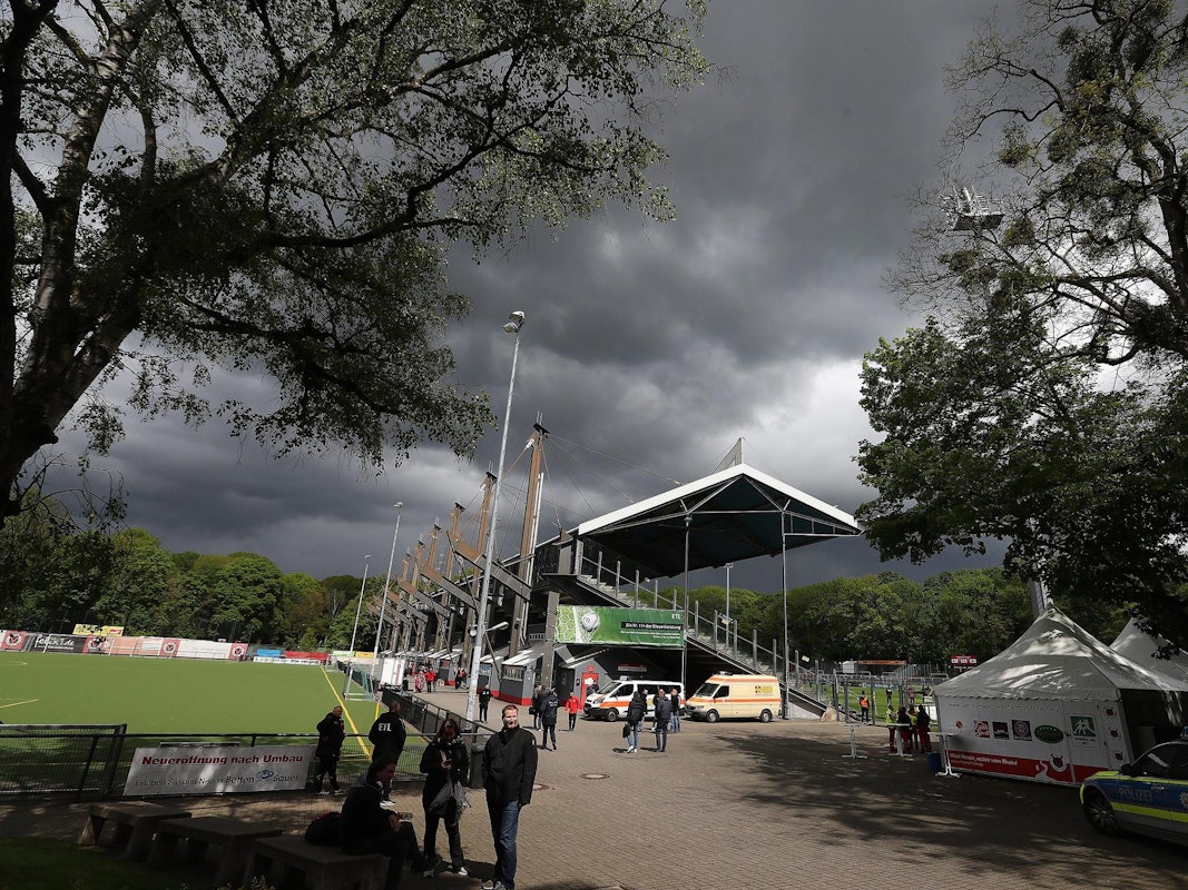 Über dem Sportpark Höhenberg sind graue Regenwolken aufgezogen.