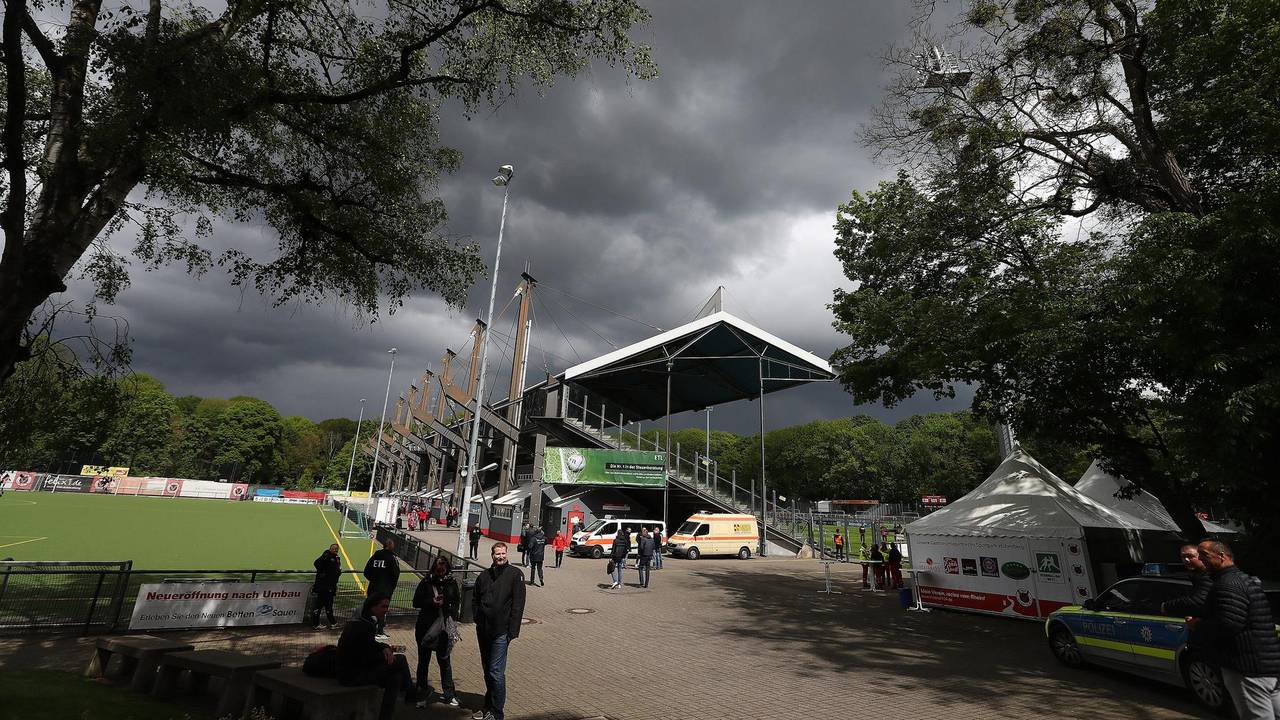 Über dem Sportpark Höhenberg sind graue Regenwolken aufgezogen.